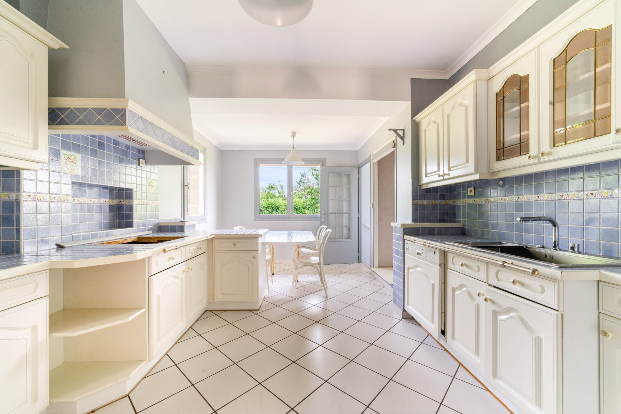 Maison de 300m2, terrain de 2596m2 à Sainte Euphémie. Sainte-Euphémie 01600