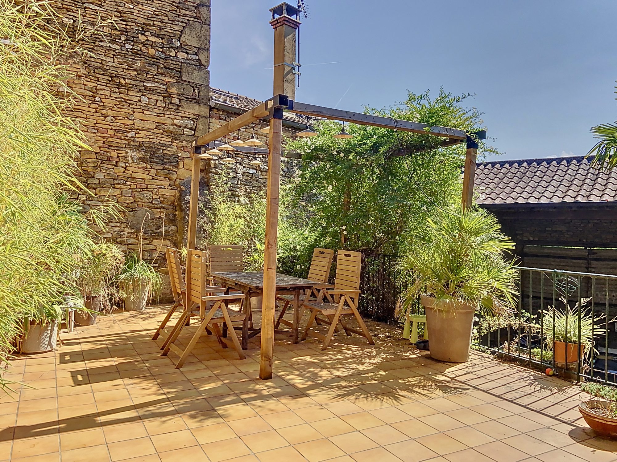 Maison de village en pierres dorées avec jardinet et belle cour intérieure Frontenas 69620