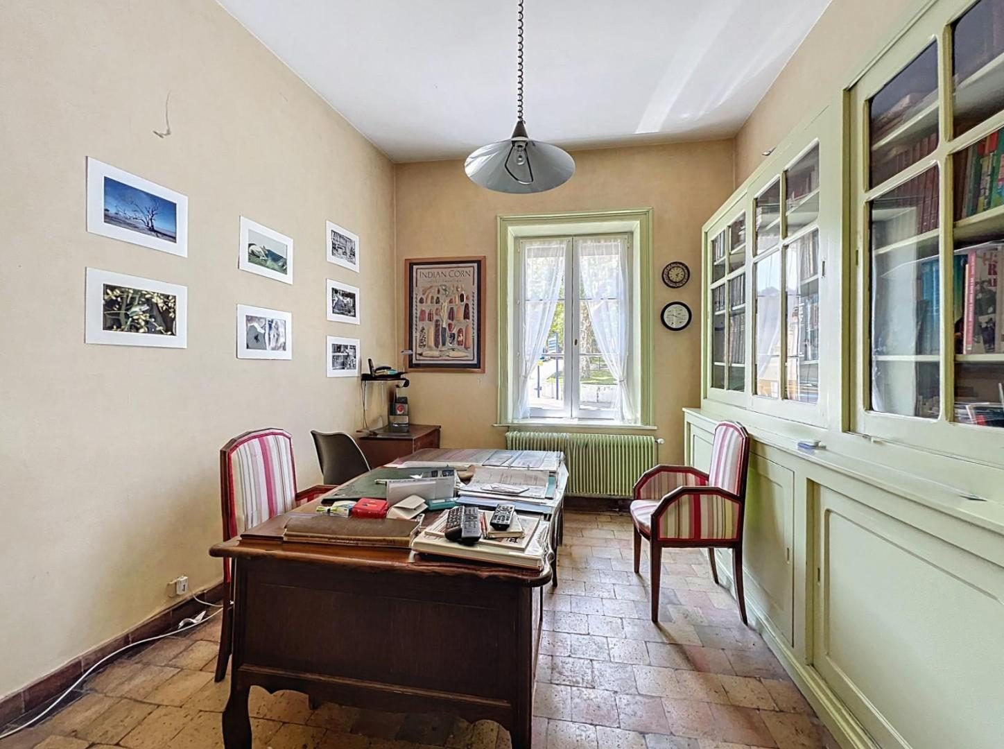 EN PLEIN CENTRE DE CIVRIEUX - MAISON DE 200m2- TERRAIN -GRANGE Civrieux 01390