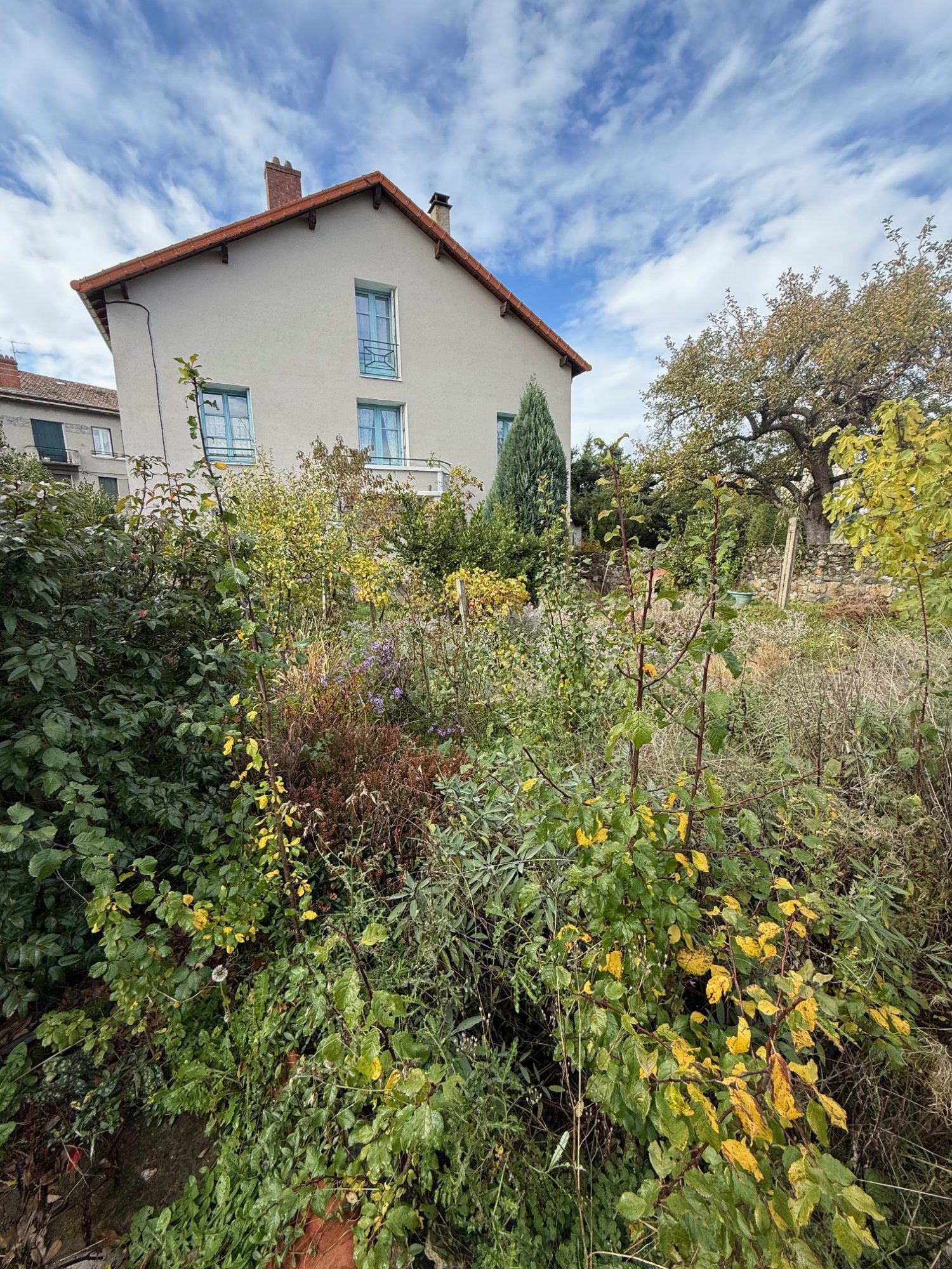 EXCLUSIVITE GTI ! Maison de ville avec terrain et dépendances. Yssingeaux 43200