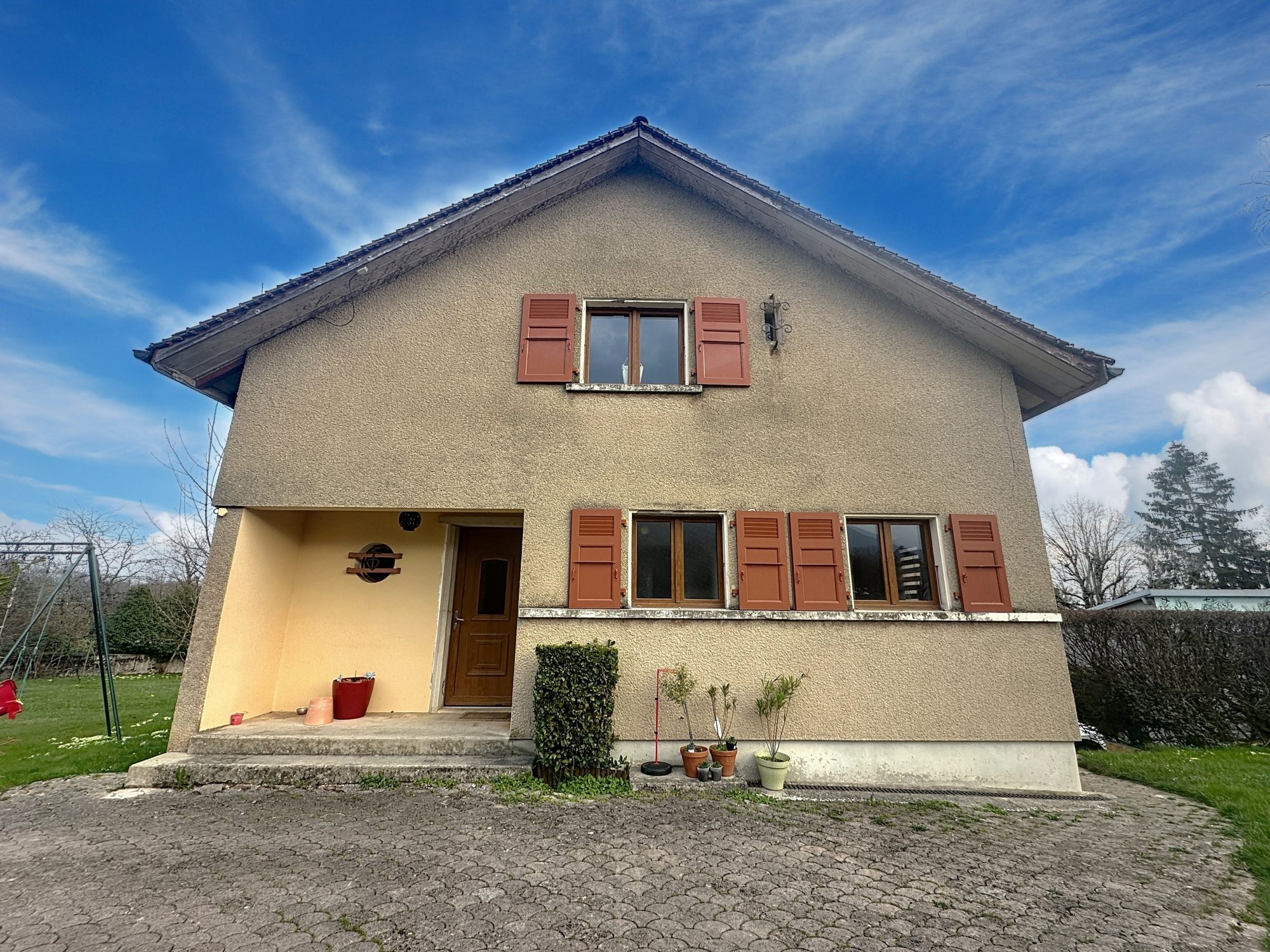 Maison sur terrain constructible, située à Divonne Divonne-les-Bains 01220