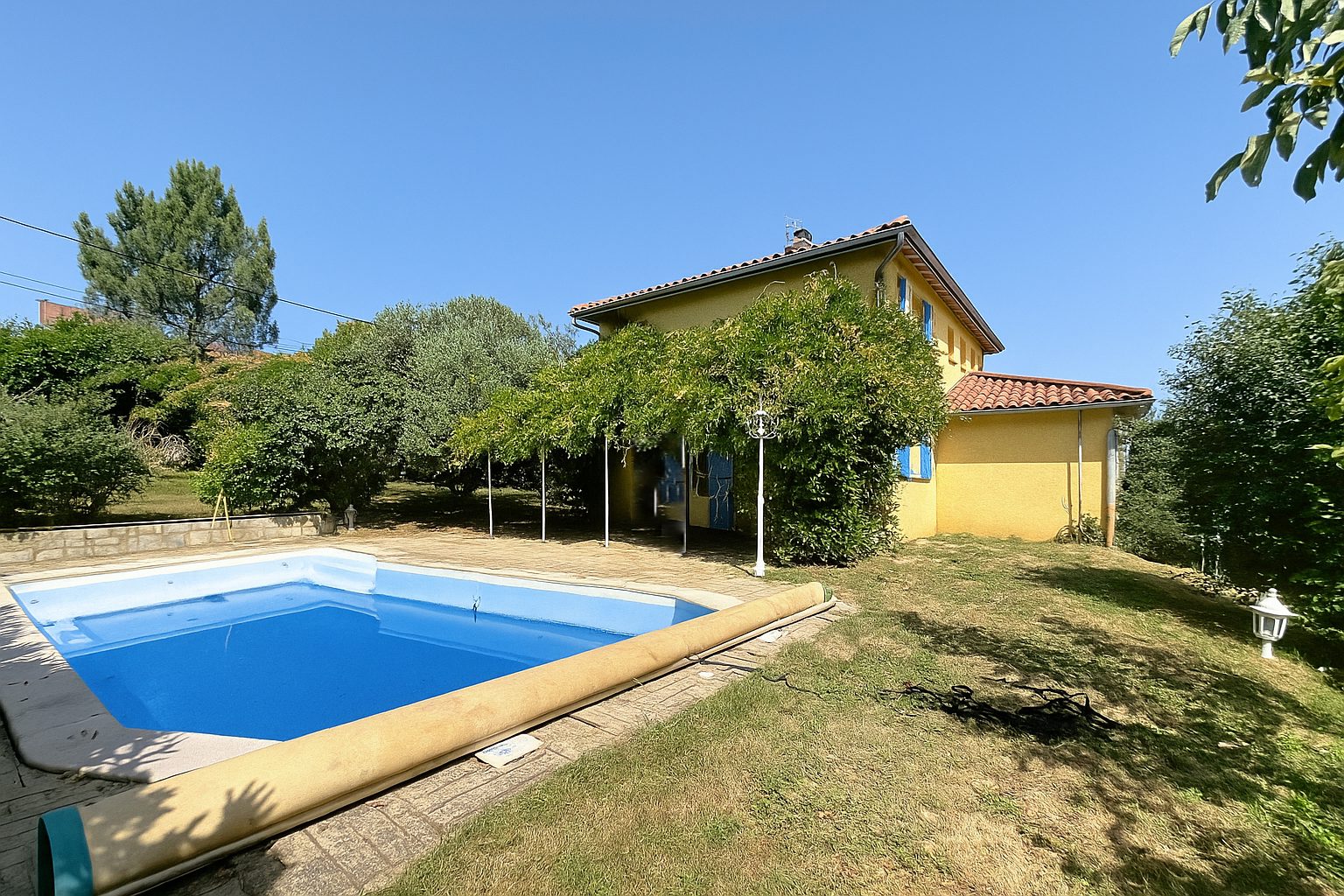 MAISON 142m² - 4 CHBRES – TERRAIN ARBORE – PISCINE - DEPENDANCES - SOUS SOL Saint-Pierre-la-Palud 69210