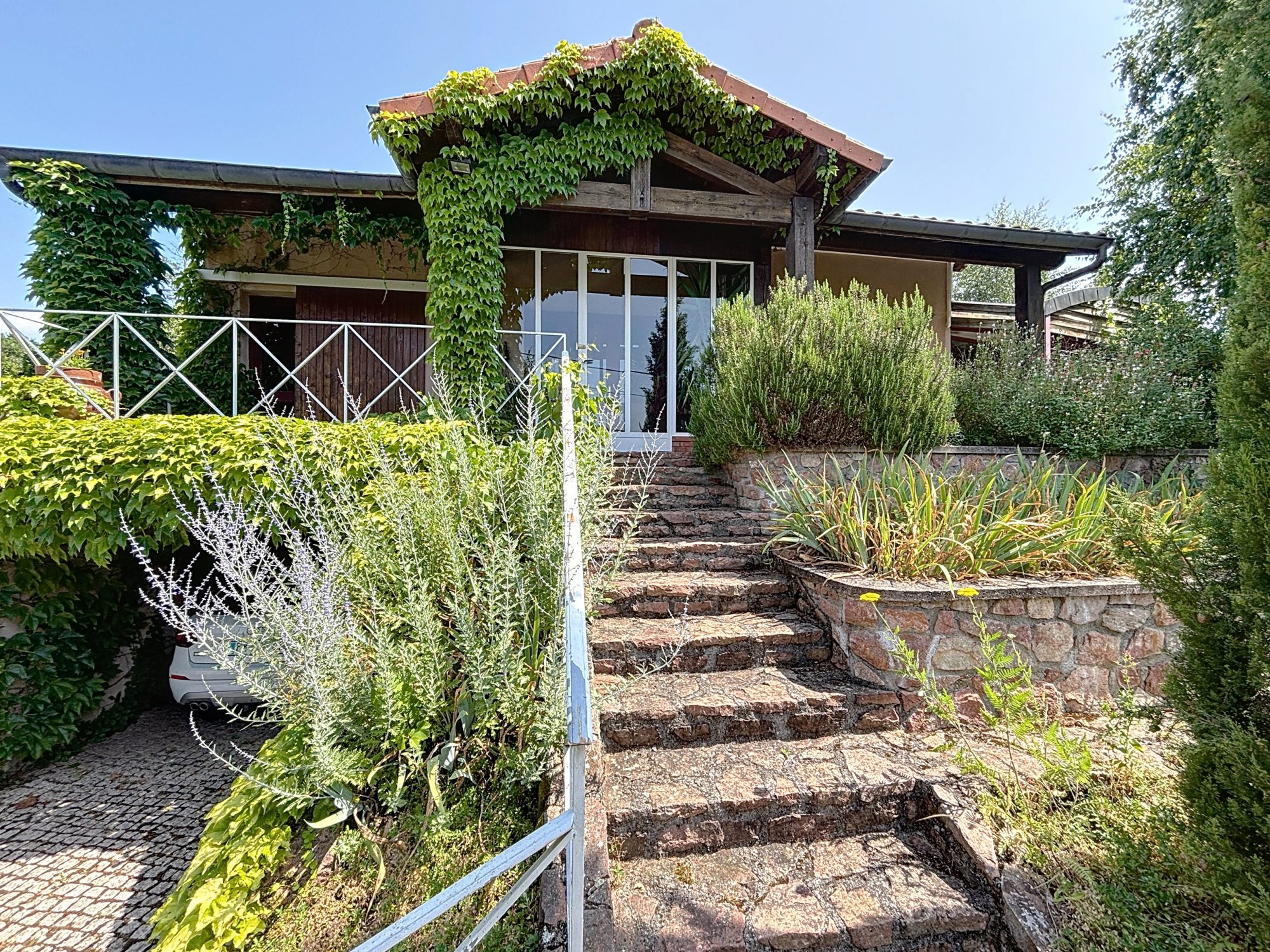 MAISON AVEC TERRAIN, PISCINE et DEPENDANCES Amplepuis 69550