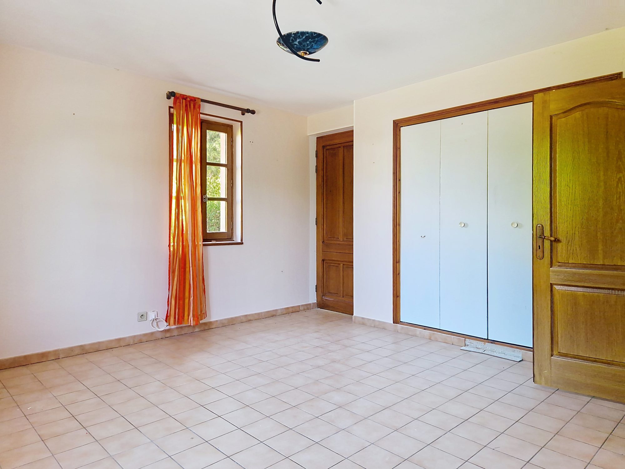 Maison familiale + dépendance pro – Vue dégagée, activité sur place possible ! La Clayette 71800