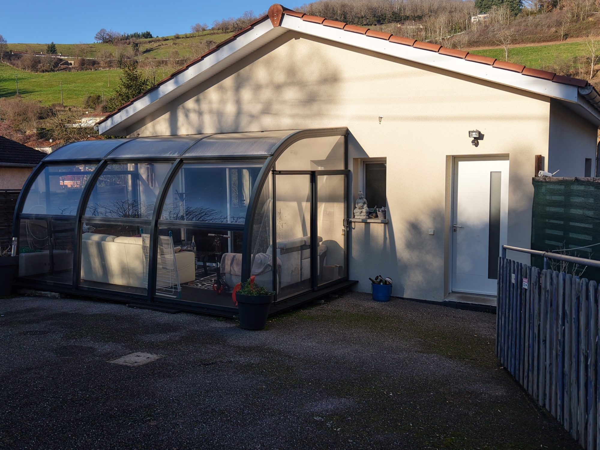 Maison récente avecun mobil-home sur la commune de JOUX