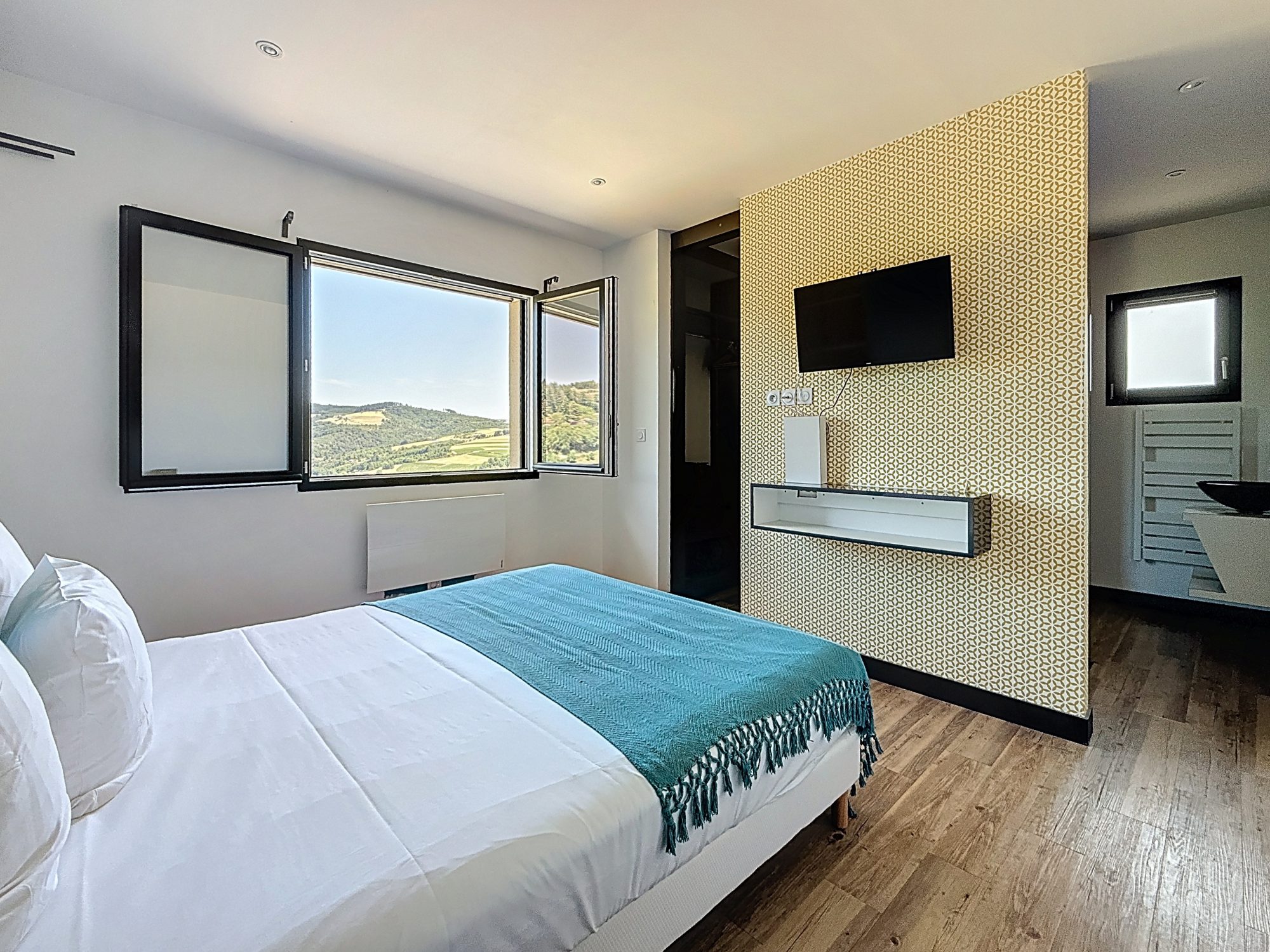 Maison moderne clé en mains de 2013 de type T5, 2500 m² de terrain,  belle pièce de vie, cuisine meublée équipée,  4 chambres, piscine 8x4 chauffée Vindry-sur-Turdine 69490