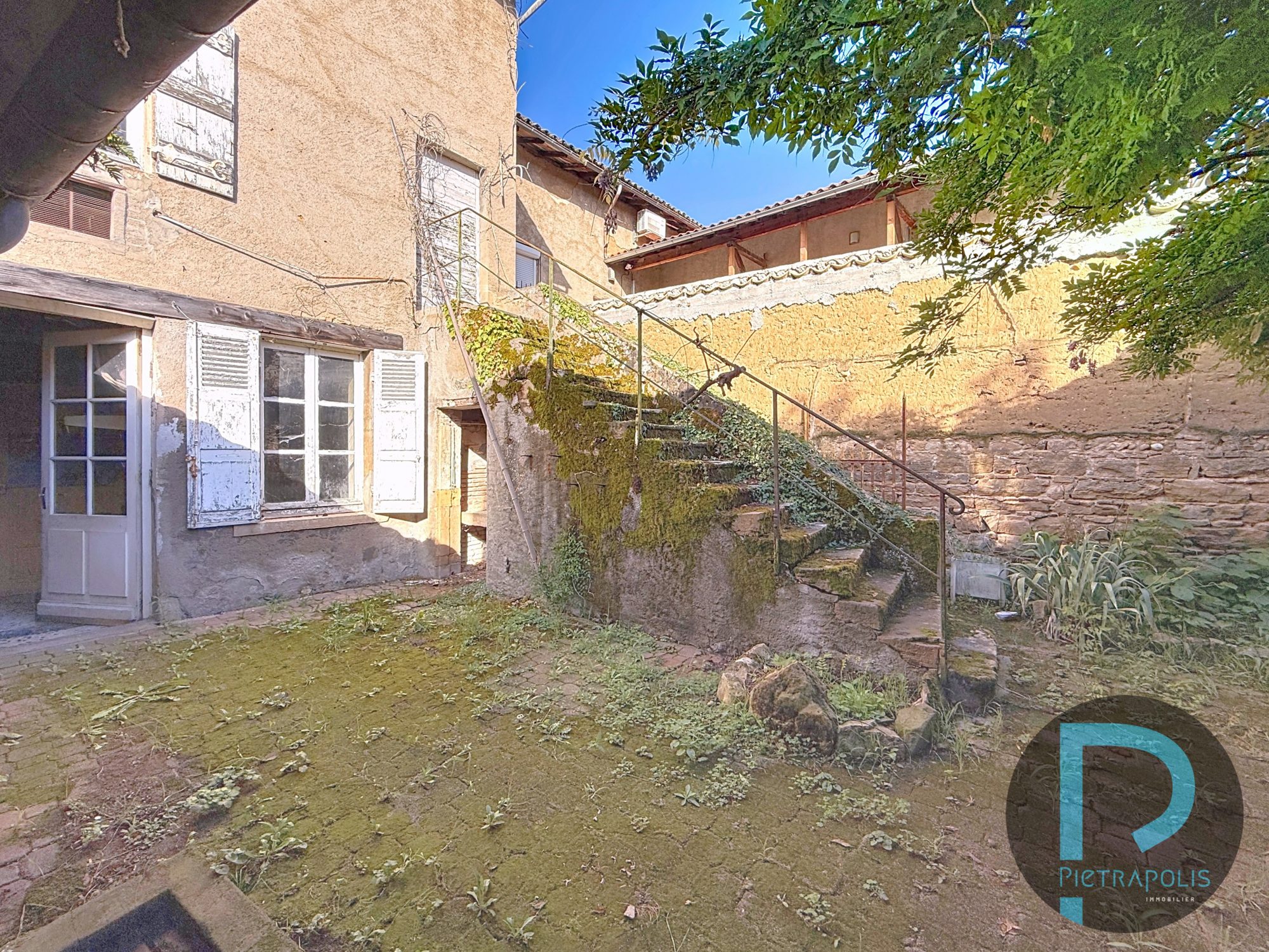 Maison de village avec extérieur avec travaux à prévoir de 165m² avec deux entrées indépendantes