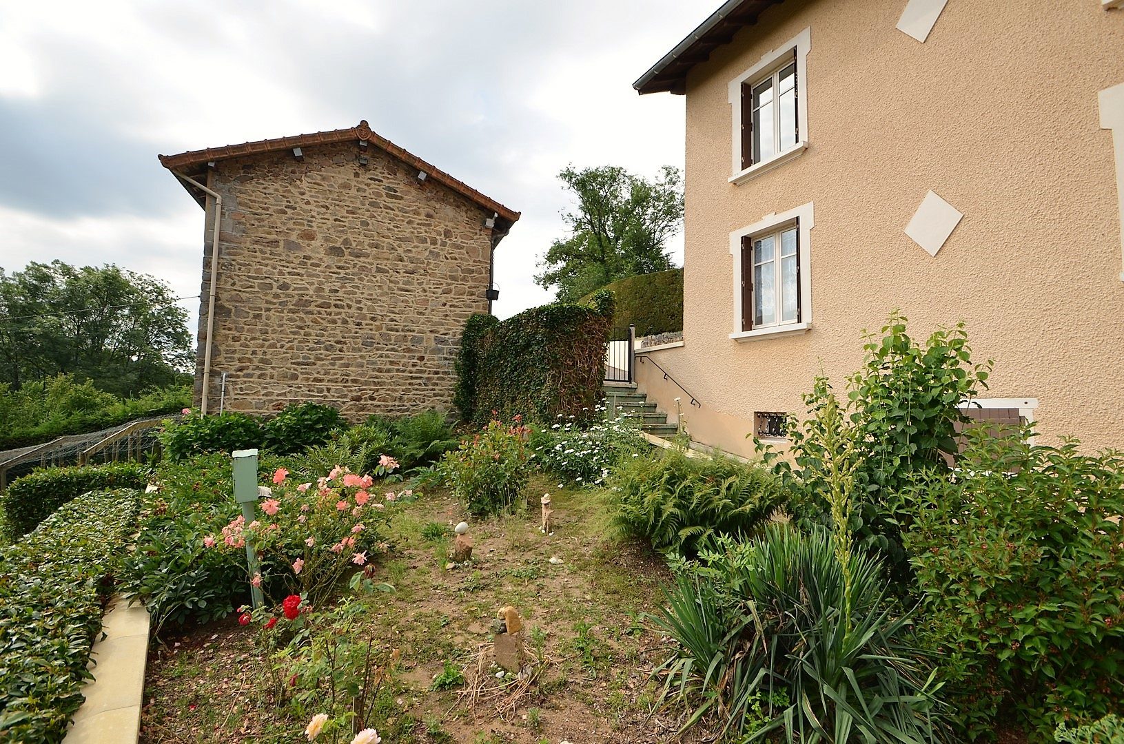 MAISON - 2 CHBRES – JARDIN – DEPENDANCES - SOUS SOL Saint-Vincent-de-Reins 69240