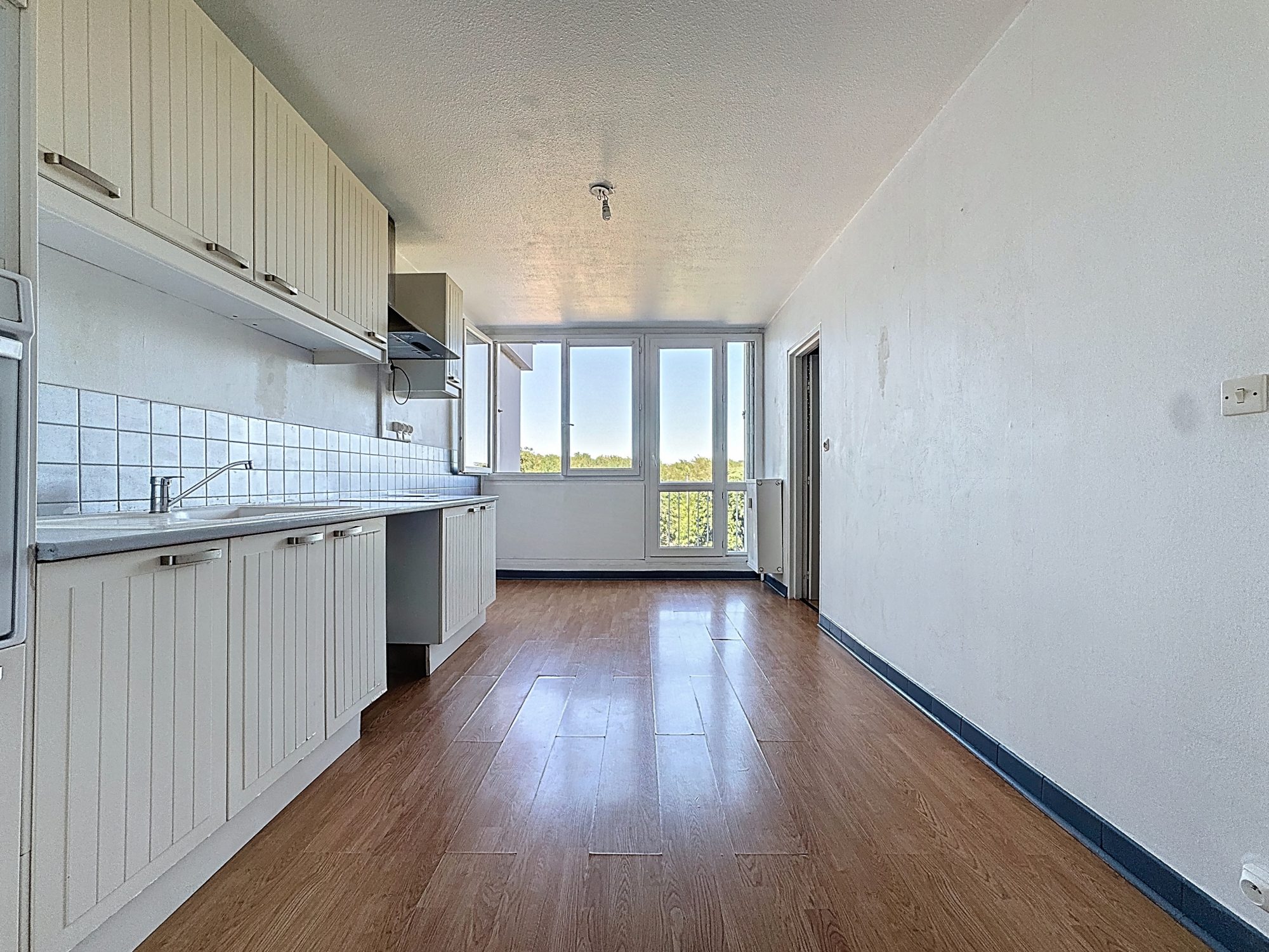 En Exclusivité, Appartement T3 de 80m2 en dernier étage + Cave + place de stationnement en supplément Saint-Genis-Laval 69230