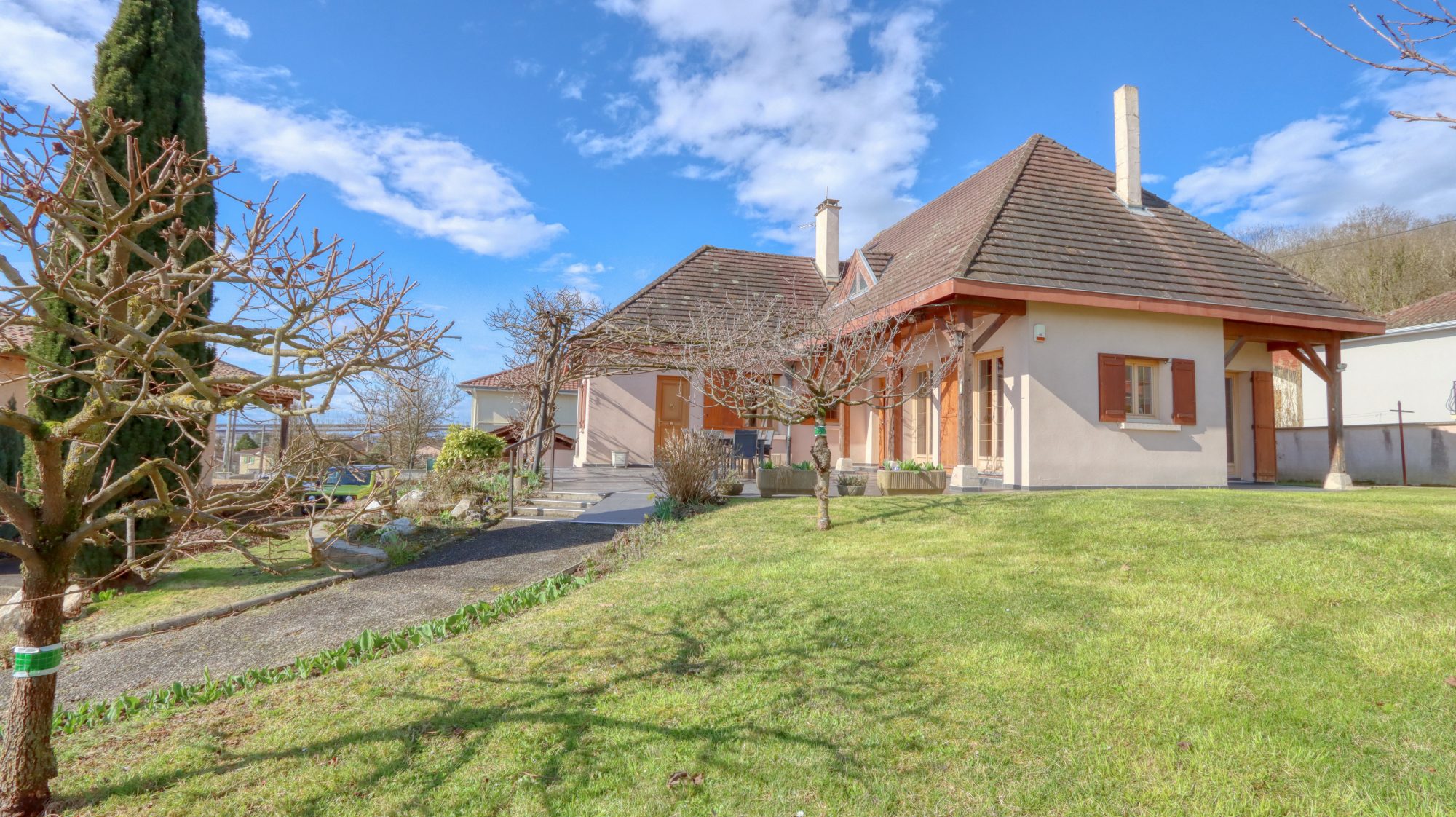 La Boisse -Maison de 126m2 carrez - Terrain 1030m2- combles aménageables 137m2-Sous-sol 140m2 La Boisse 01120