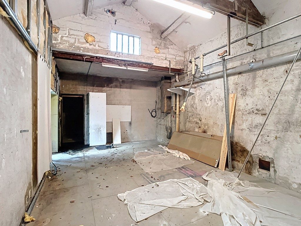 Espace, lumière et fort potentiel : cette maison réunit tout pour concrétiser vos projets, qu’ils soient familiaux, professionnels ou locatifs. Vindry-sur-Turdine 69490