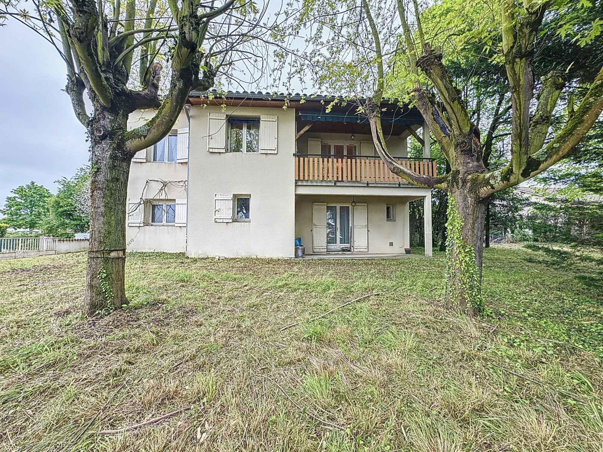 MAISON DE 140 M² AVEC PLUS DE 2300 M² DE TERRAIN Pont-de-Veyle 01290
