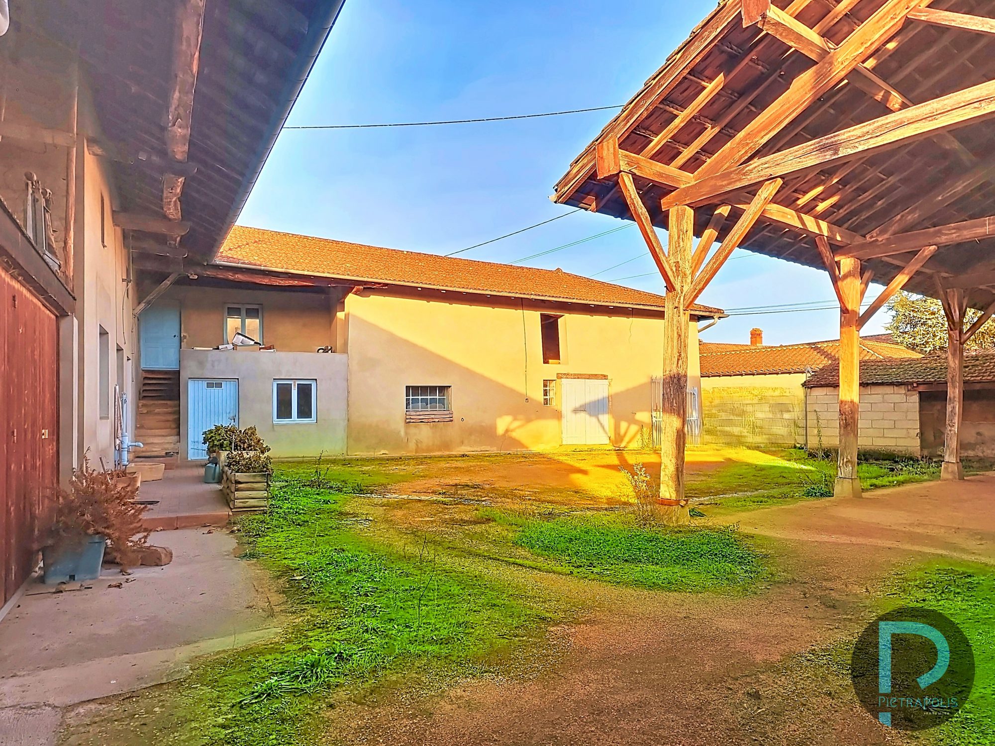 Fermette à rénover avec dépendances - CORMORANCHE