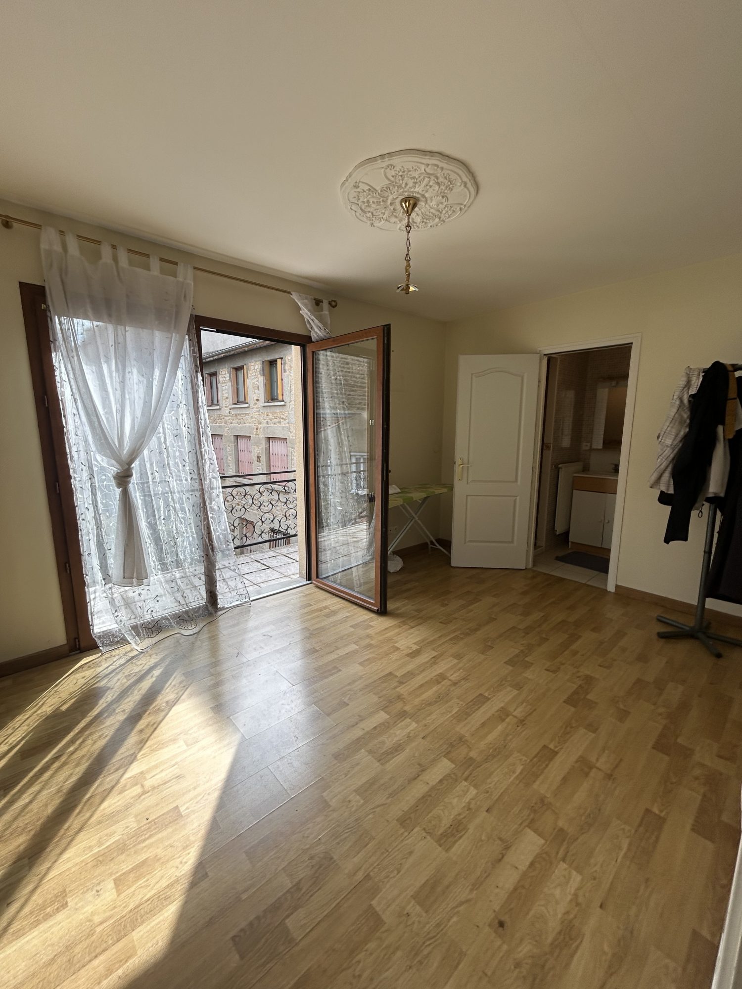 Grande maison de ville Saint-Étienne Bellevue, petit extérieur et terrasse, proximité toutes commodités Saint-Étienne 42100