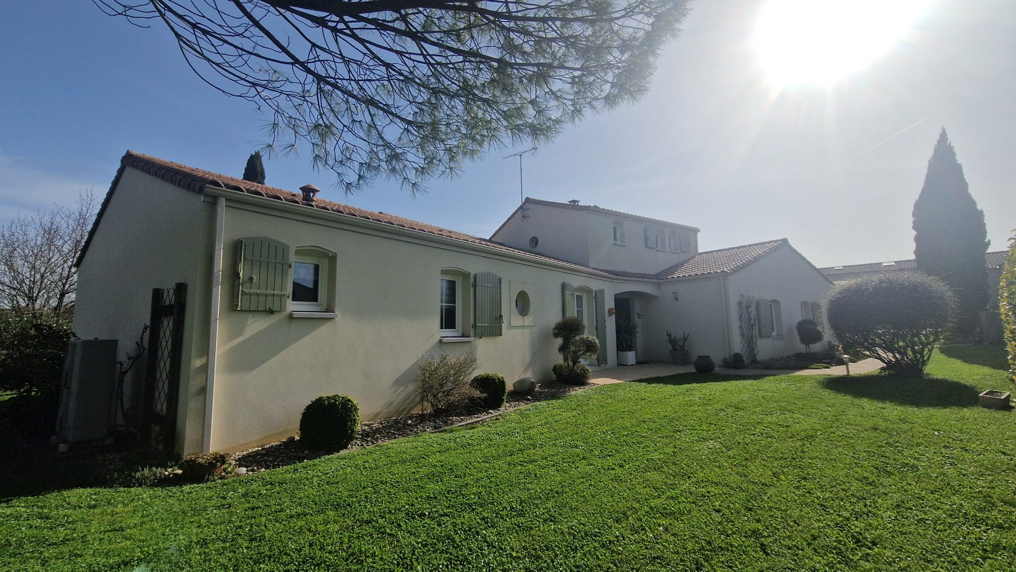 Maison - 7 pièces - 202 m² - Vouillé (79230)