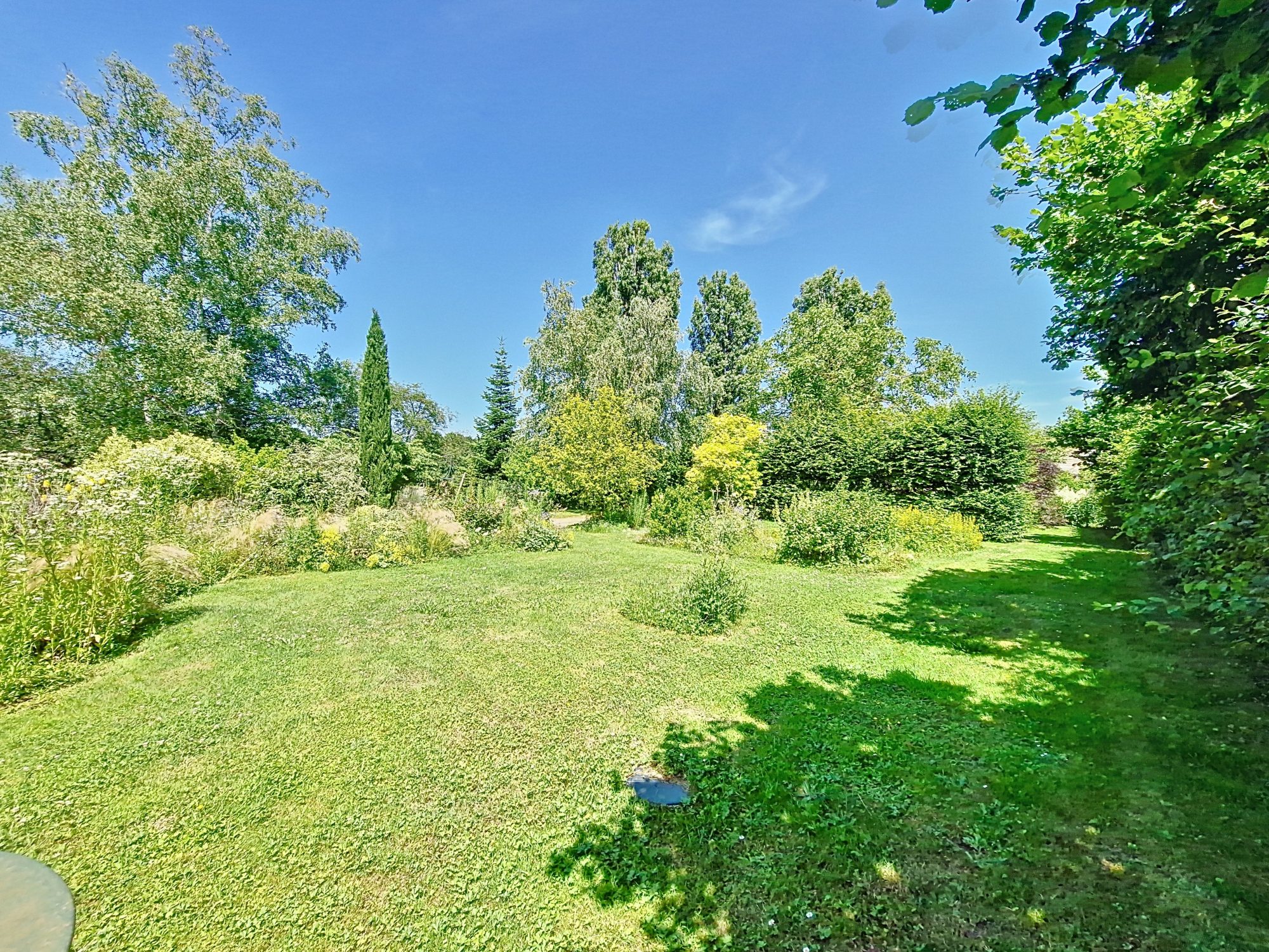 A 15kms de Chalon sur Saône : très belle longère. sur 20 ares. Chalon-sur-Saône 71100
