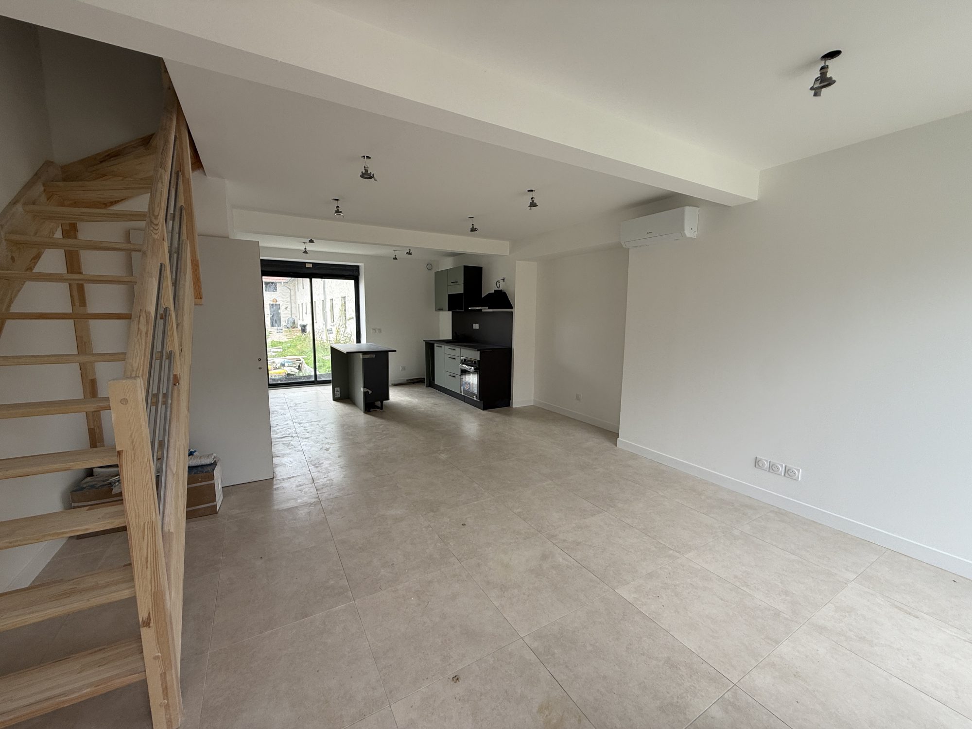 Appartement en DUPLEX de 69m² - 2 chambres - 2 jardins - 3 places de parkings