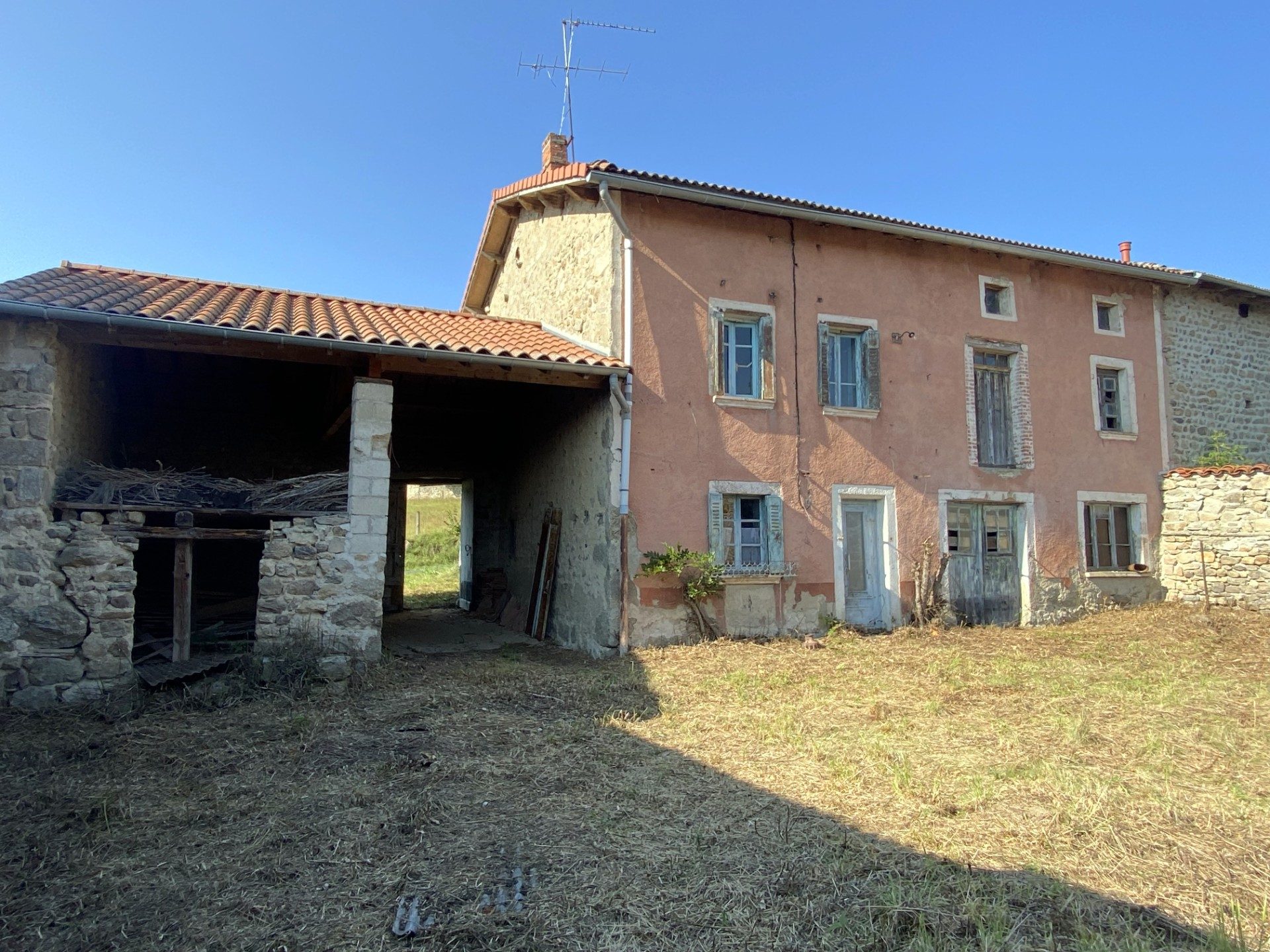 Ferme mitoyenne en pierres crépies à rénover sur terrain attenant