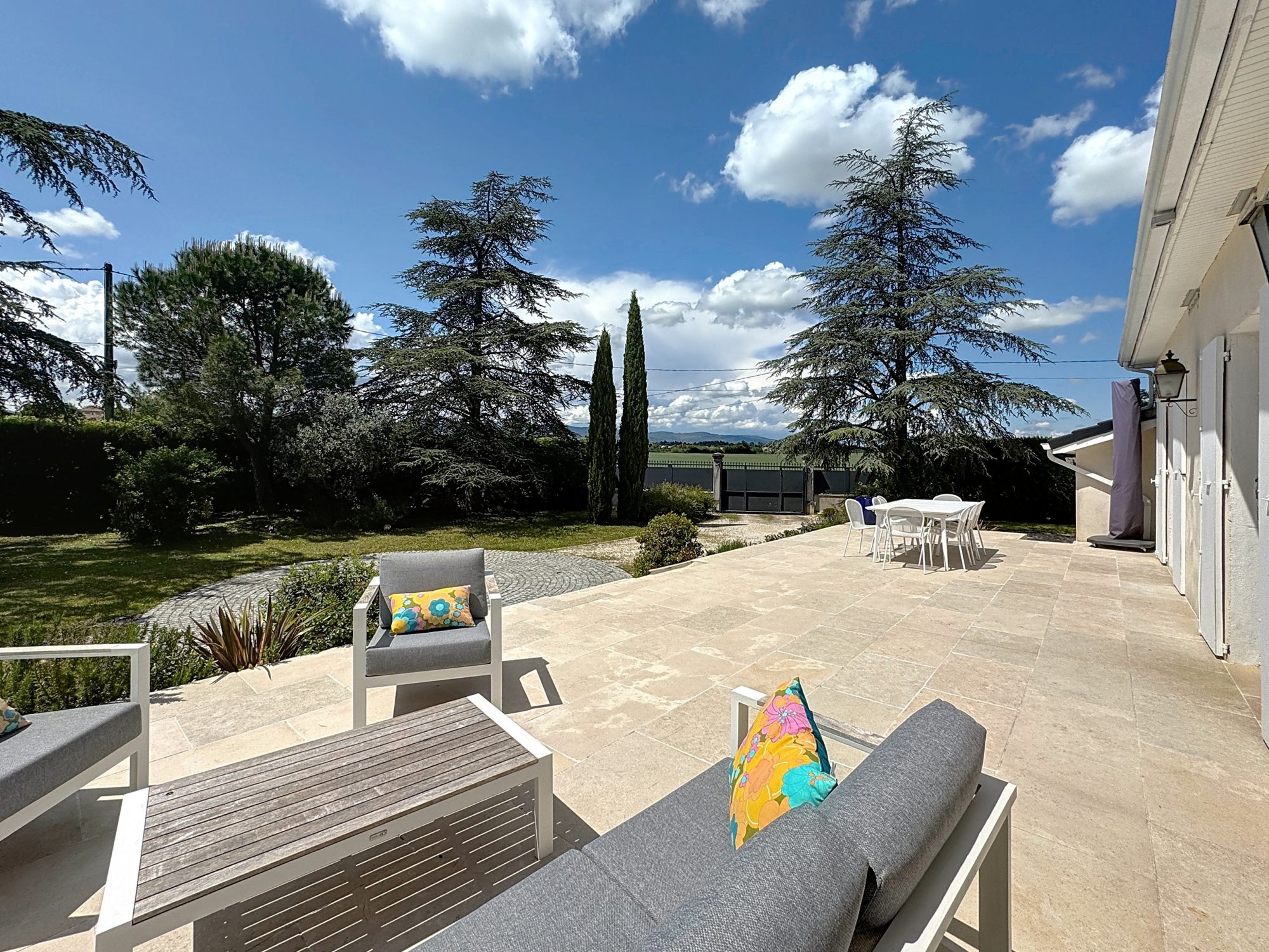 Rare et Authentique, Pietrapolis Chaponost vous propose cette maison de 275m2 édifiée sur une parcelle de 2225m2 avec 5 chambres, une pièce de vie de 65m2, un Pool House et une piscine chauffée Brignais 69530