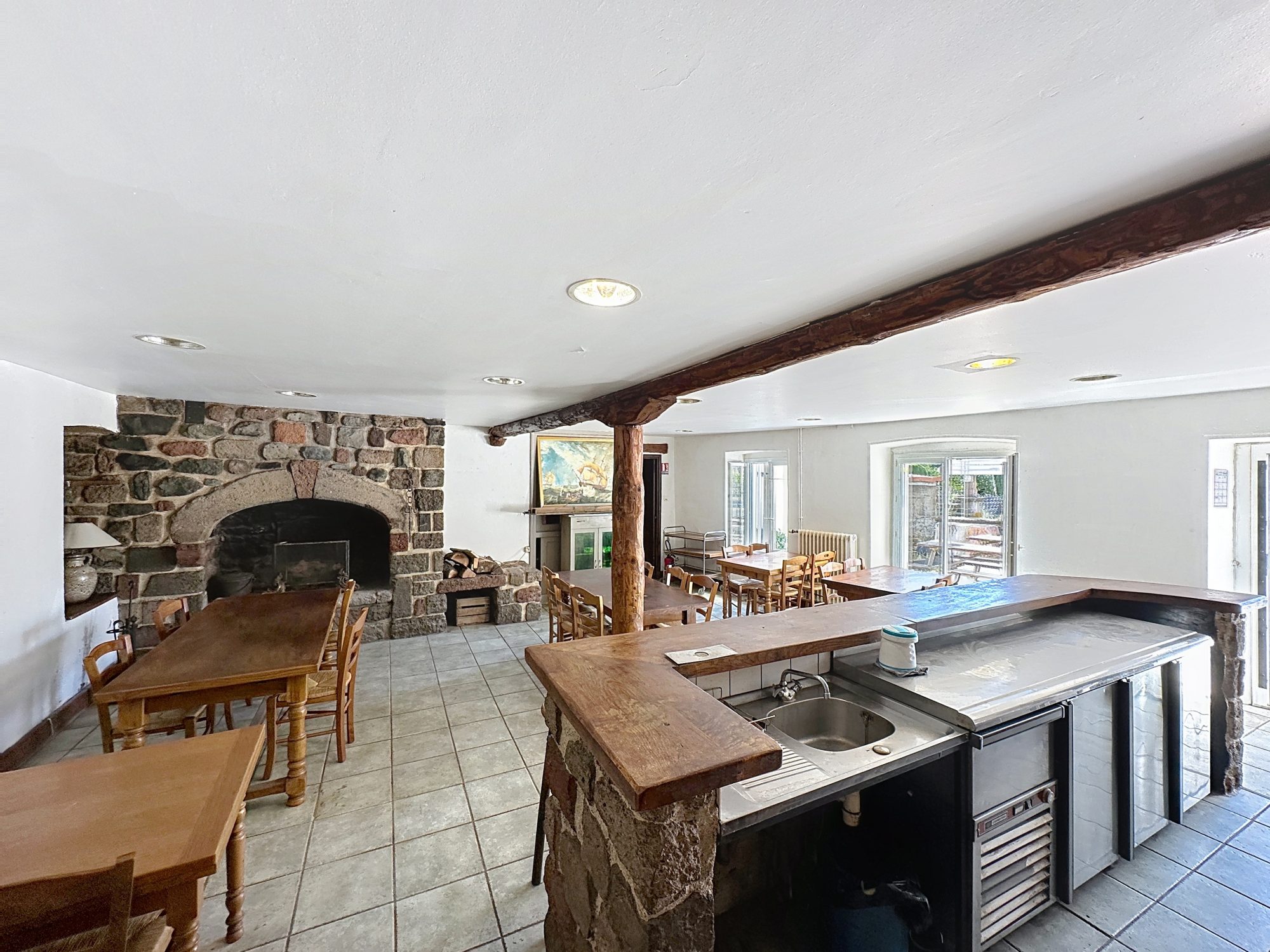 ANCIEN BAR / RESTAURANT AVEC LOGEMENT DE FONCTION ET DÉPENDANCE – BEYSSAC (20 MIN DU PUY-EN-VELAY) Beyssac,  Saint-Jean-de-Nay 43320