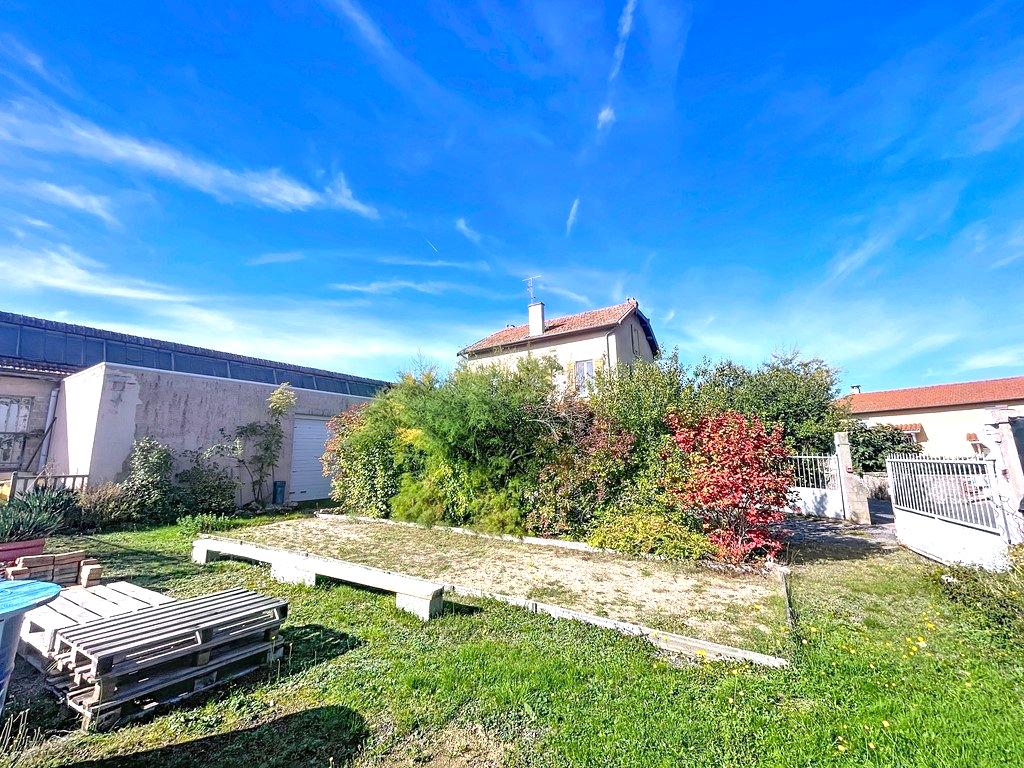 Espace, lumière et fort potentiel : cette maison réunit tout pour concrétiser vos projets, qu’ils soient familiaux, professionnels ou locatifs. Vindry-sur-Turdine 69490