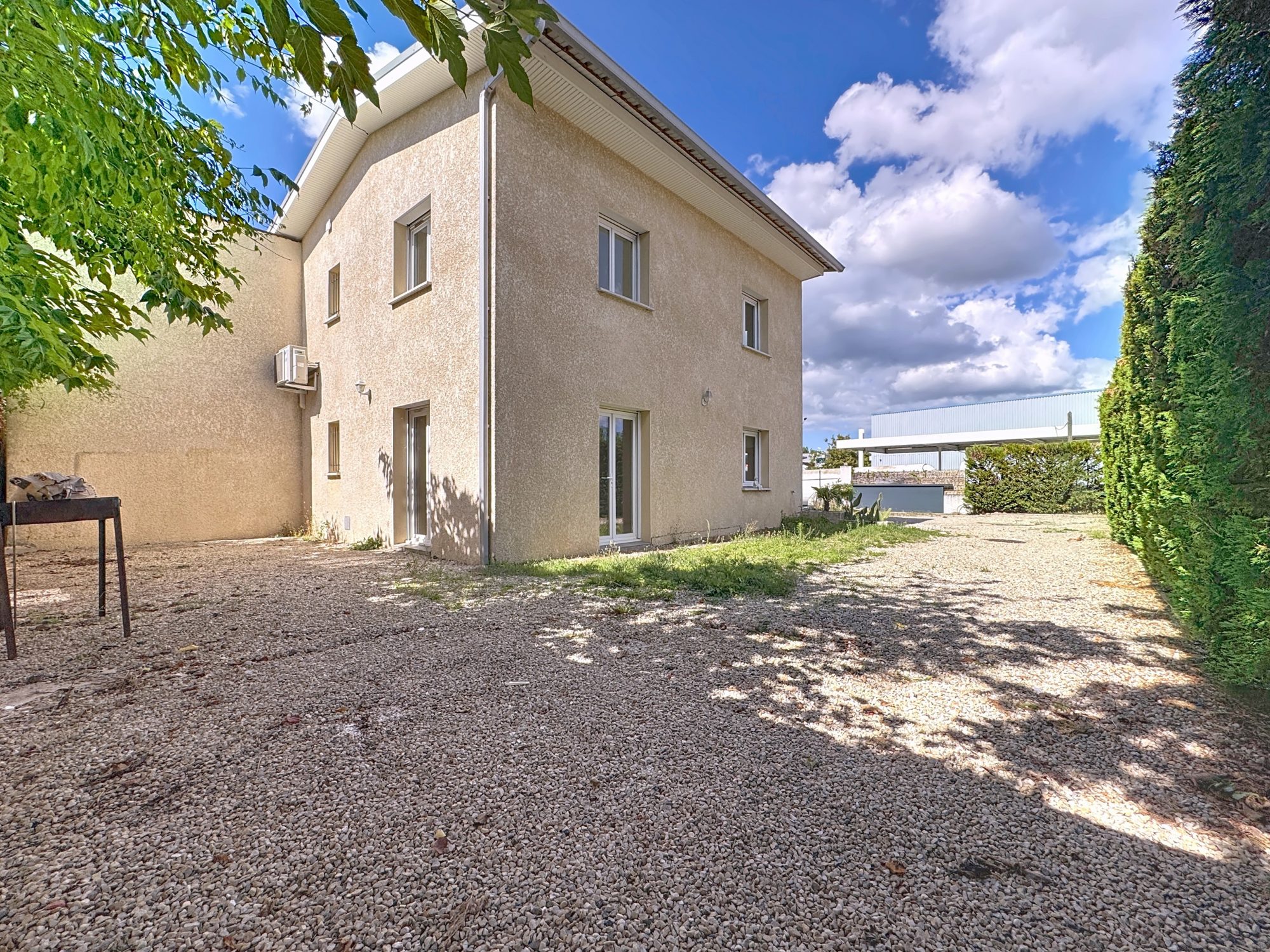 Maison rénové en 2020 de 160m2 utile avec 3 chambres Saint-Genis-Laval 69230