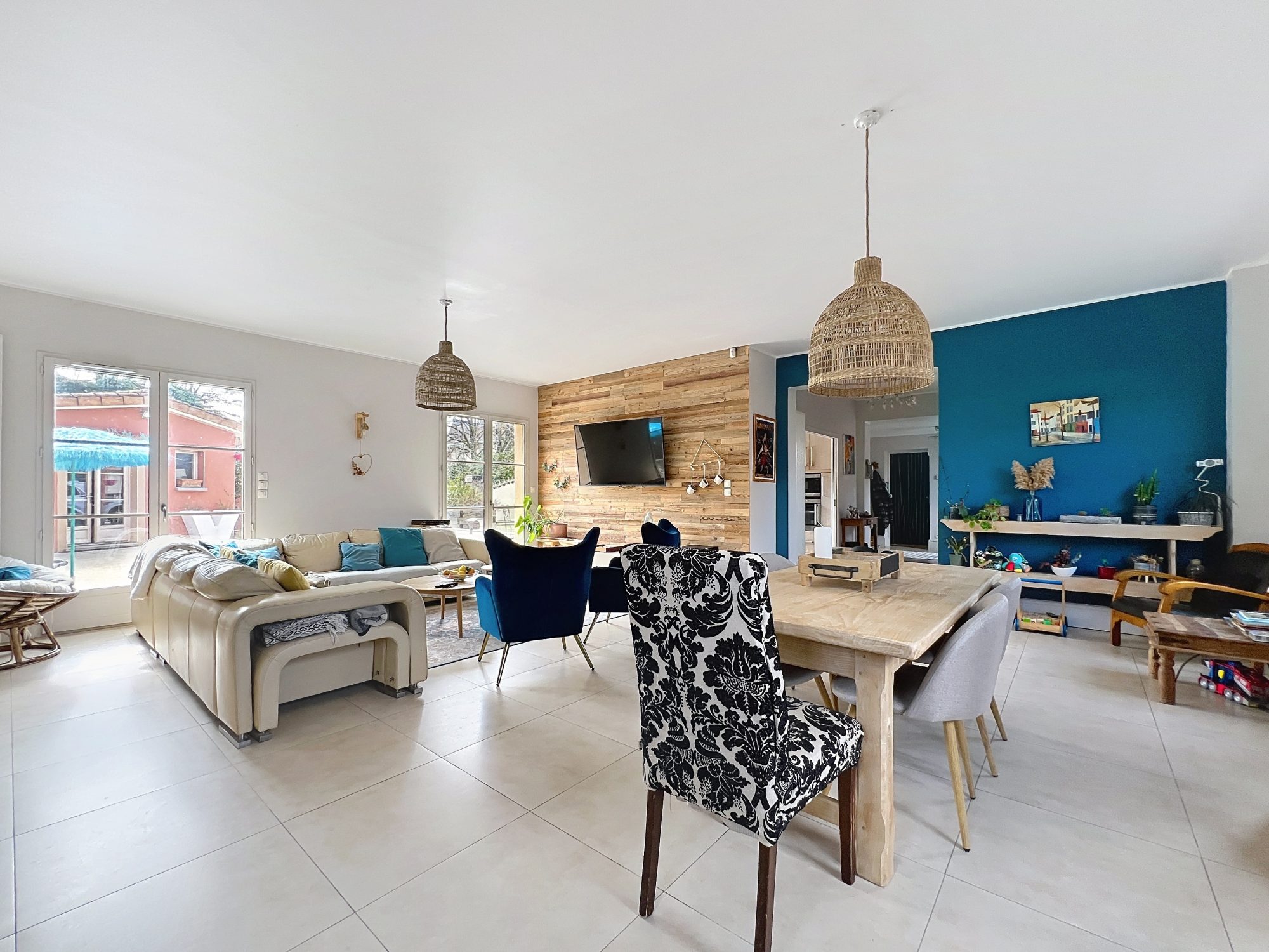 JOLIE MAISON STYLE BASTIDE AU COEUR DU VILLAGE AVEC JARDIN, PISCINE ET POOL HOUSSE Civrieux 01390