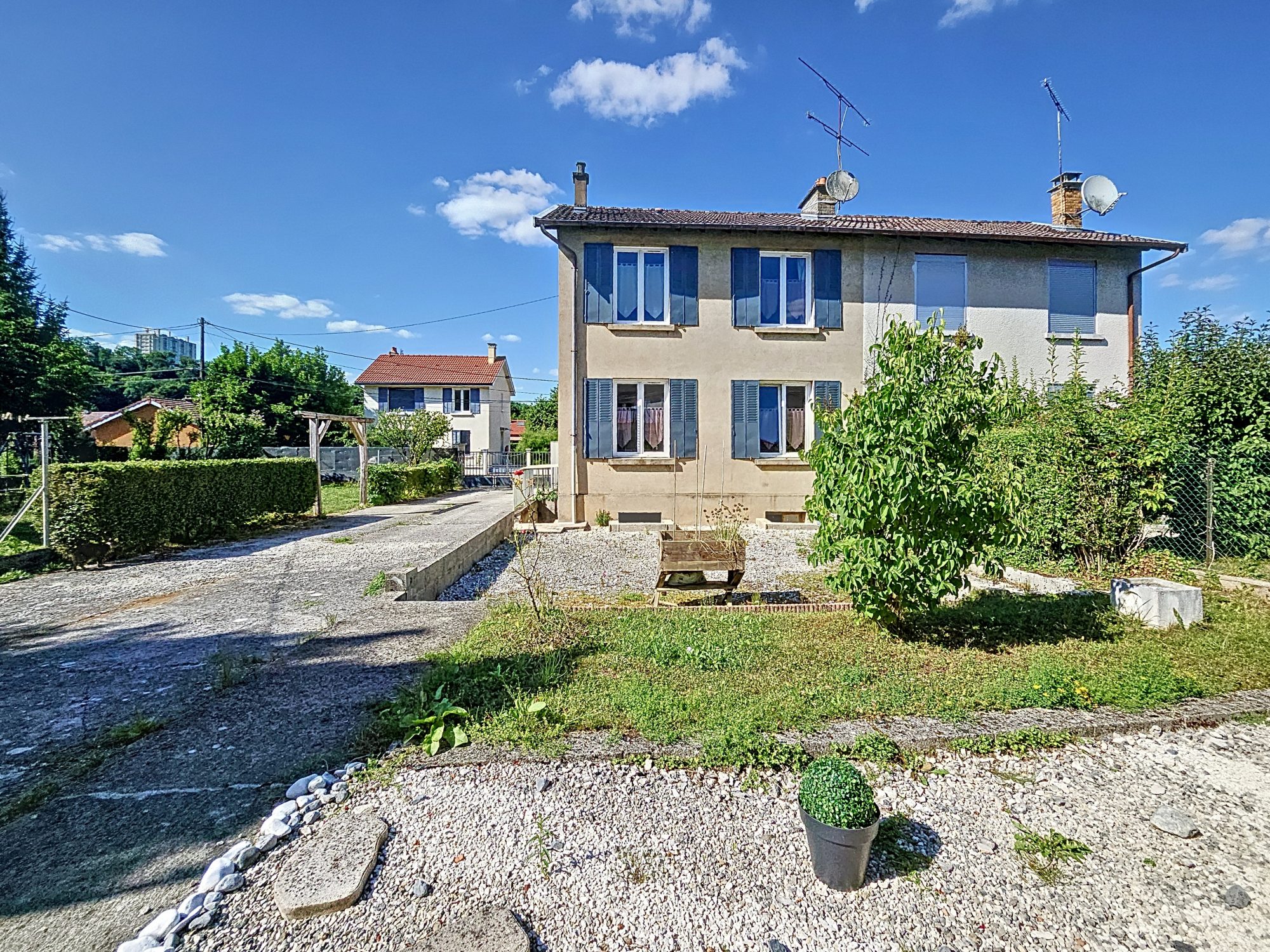 Maison avec terrain et grand atelier