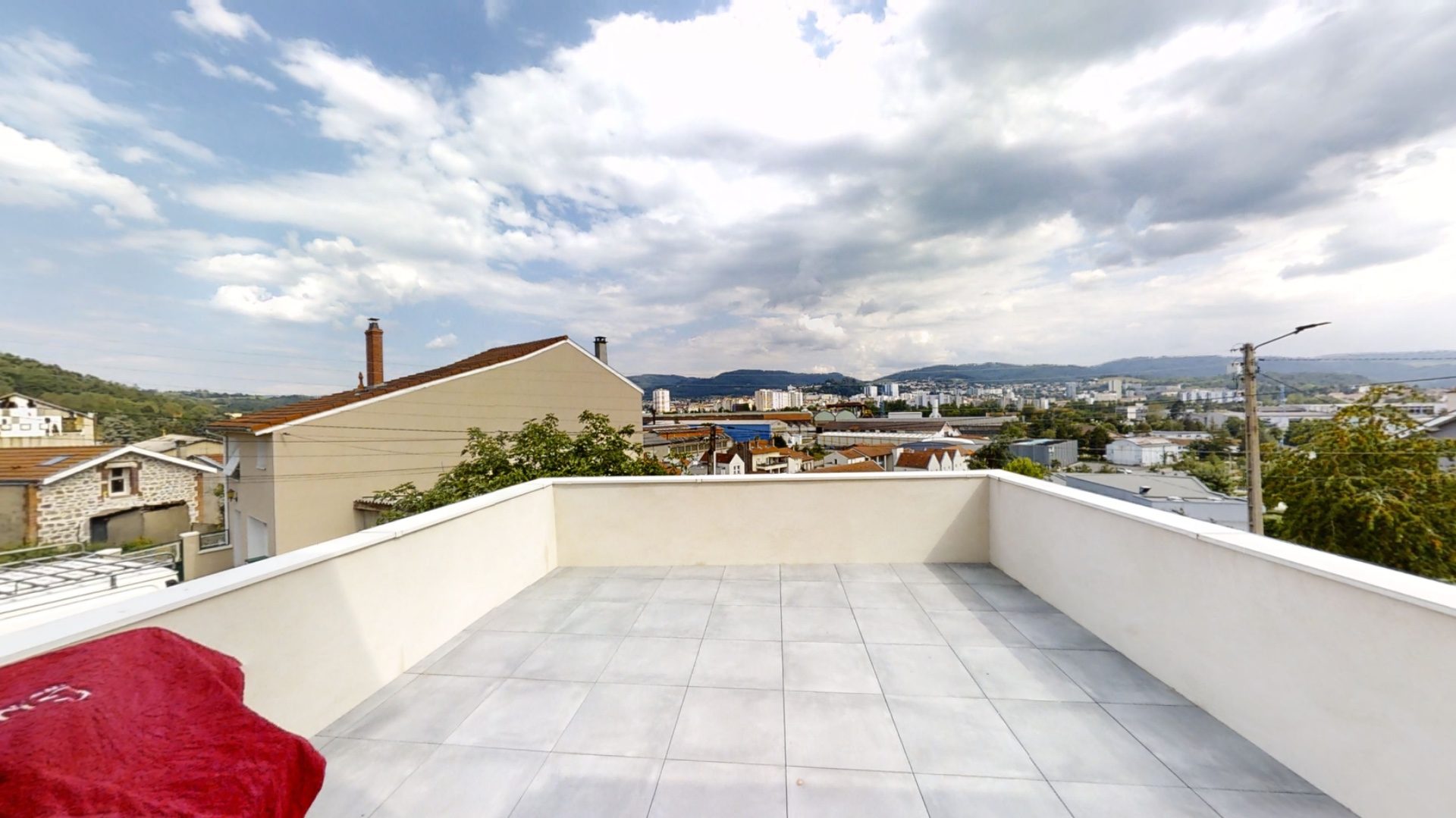 Maison 87m2,  2 CHAMBRES (POSSIBILITÉ 3), GARAGE, TERRASSE, COMBLES AMÉNAGEABLES, PROCHE COMMODITÉ. Unieux 42240