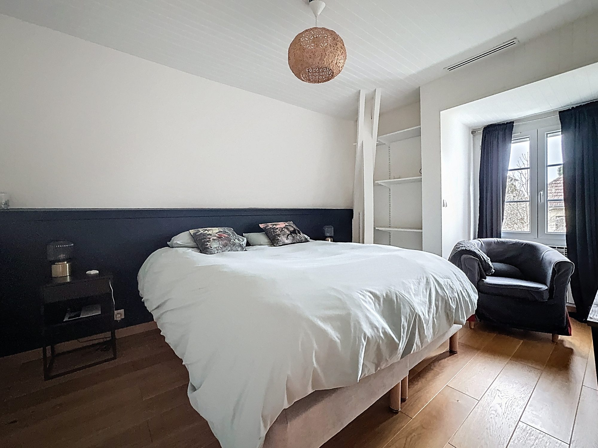 Rare et Authentique, Pietrapolis Chaponost vous propose cette maison de 275m2 édifiée sur une parcelle de 2225m2 avec 5 chambres, une pièce de vie de 65m2, un Pool House et une piscine chauffée Brignais 69530