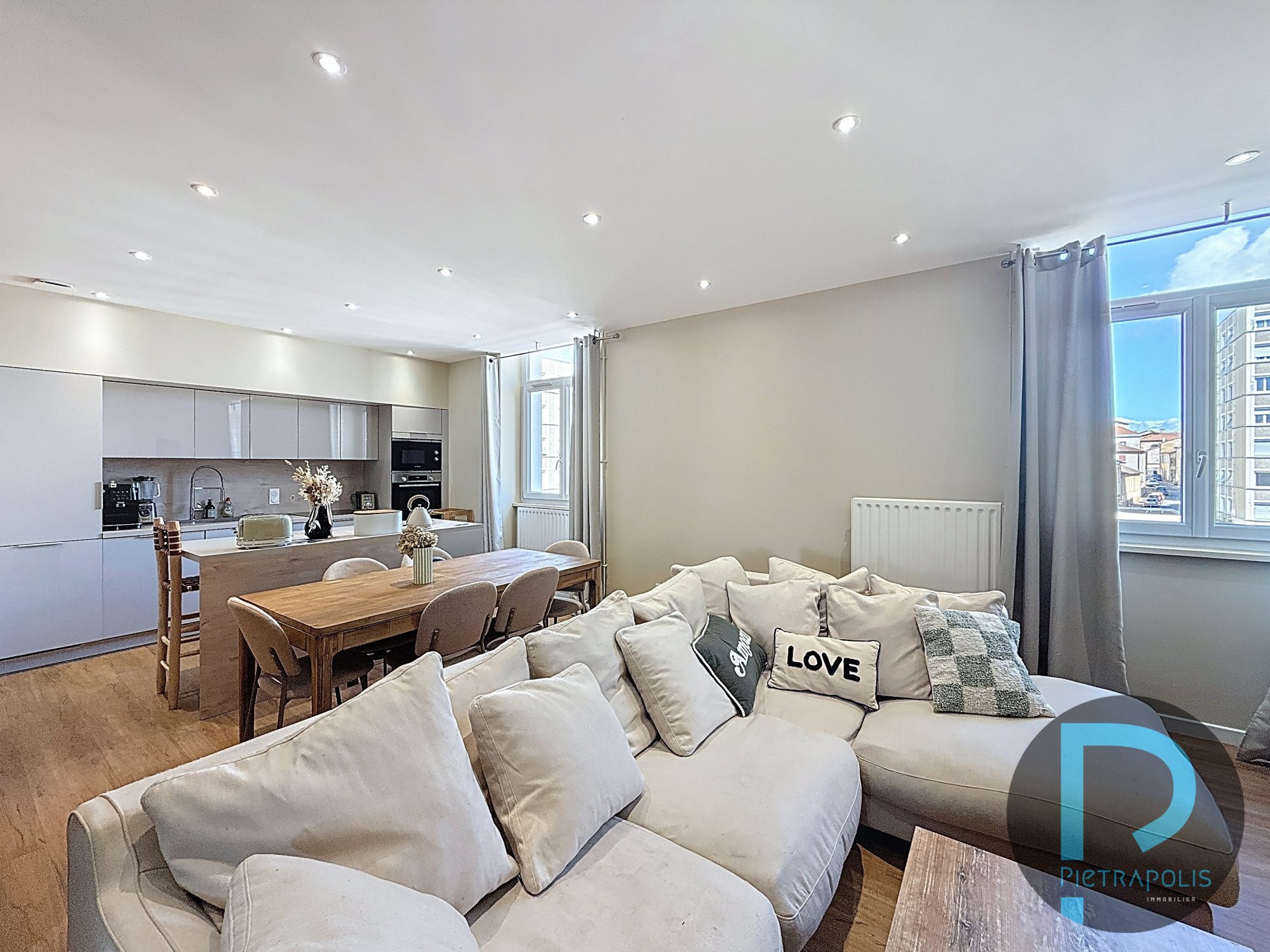 Appartement au dernier étage de 107m² avec vue sur les toits en plein centre de VILLEFRANCHE au CALME !