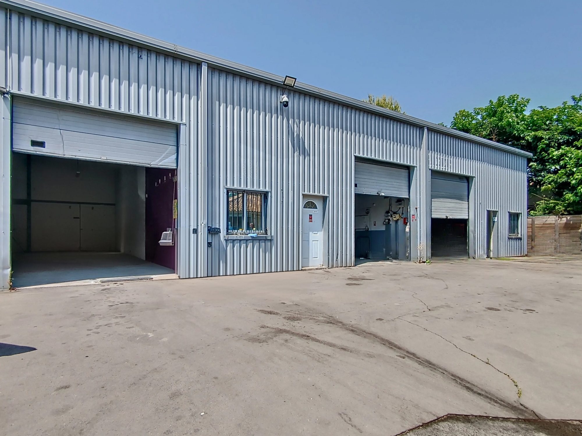 JACOU: Sur une parcelle de 1200m², Hangar 440m² env. + Maison plain-pied T3 93m² env., Parking