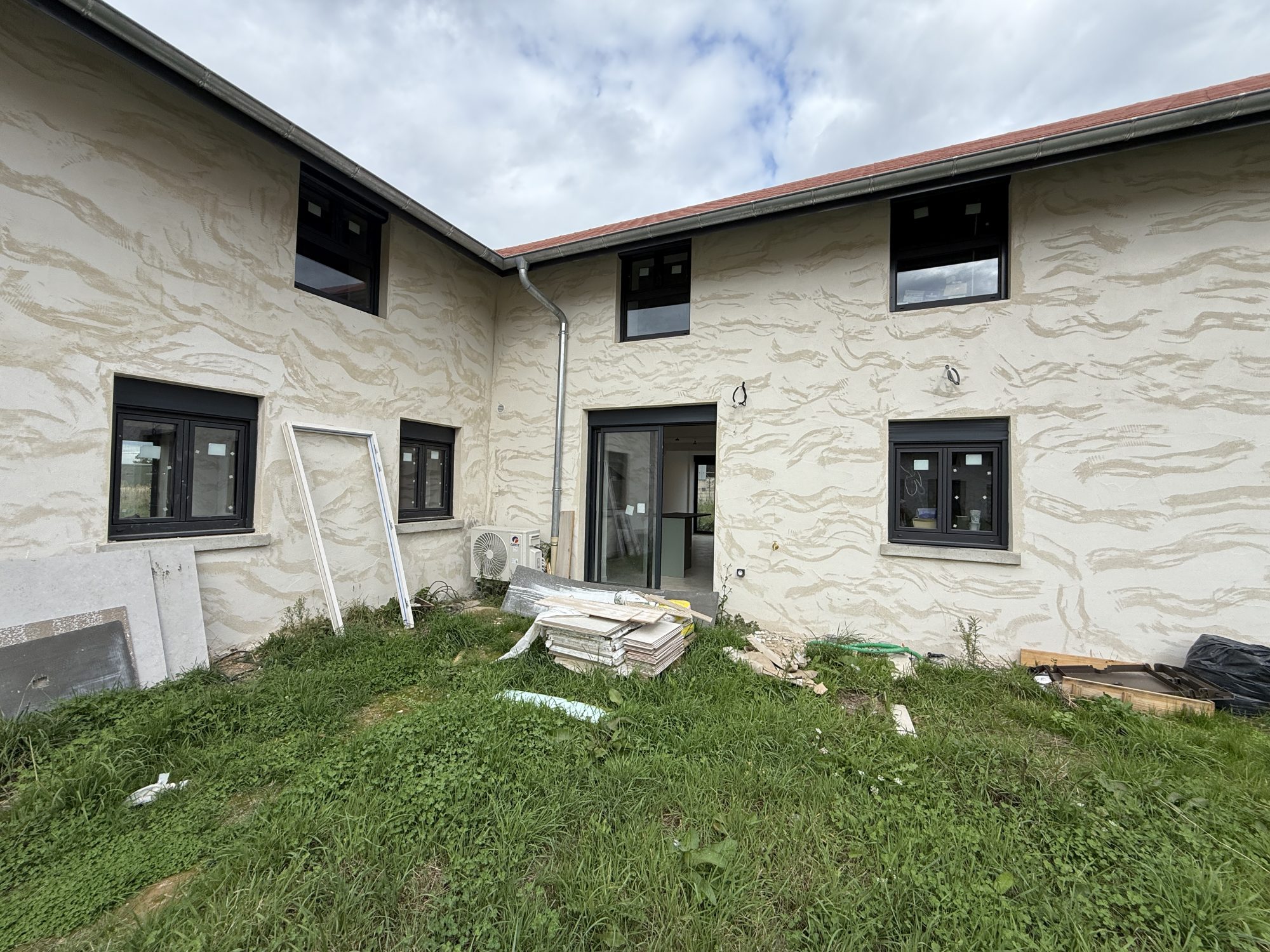 Appartement en DUPLEX de 69m² - 2 chambres - 2 jardins - 3 places de parkings Romans 01400