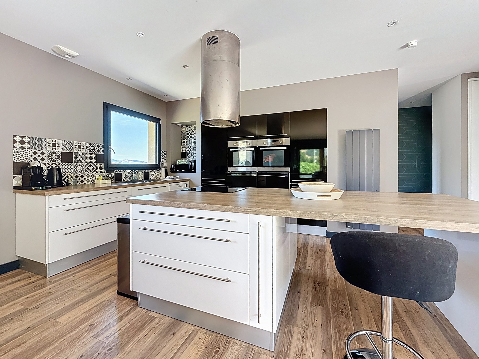 Maison moderne clé en mains de 2013 de type T5, 2500 m² de terrain,  belle pièce de vie, cuisine meublée équipée,  4 chambres, piscine 8x4 chauffée Vindry-sur-Turdine 69490