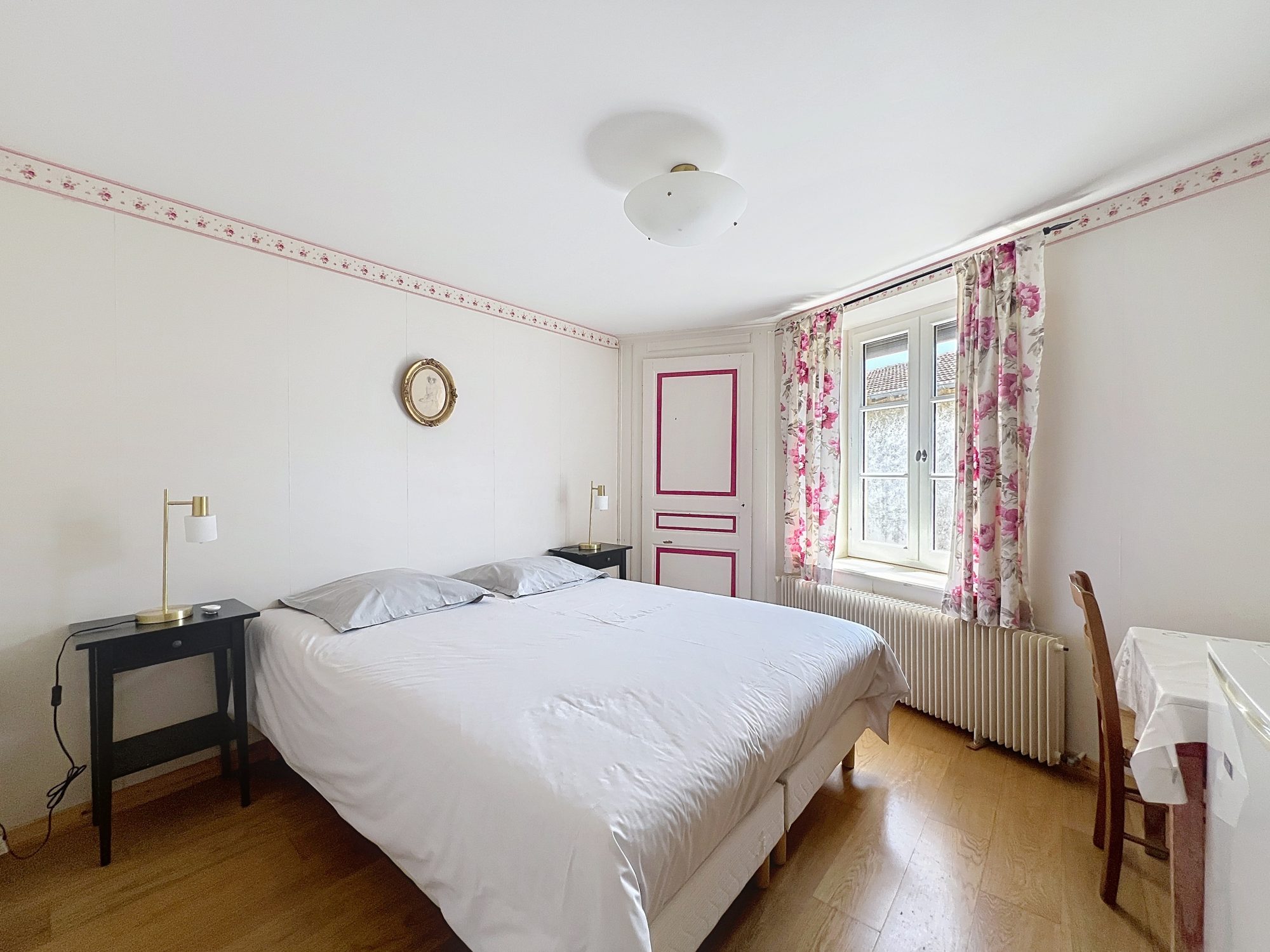 EN PLEIN CENTRE DE CIVRIEUX - MAISON DE 200m2- TERRAIN -GRANGE Civrieux 01390