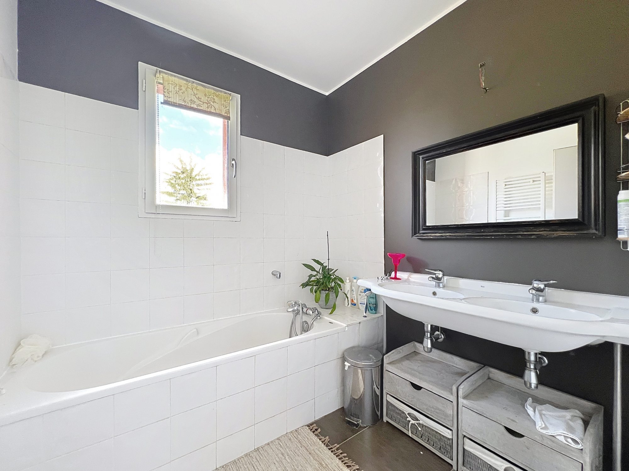 JOLIE MAISON STYLE BASTIDE AU COEUR DU VILLAGE AVEC JARDIN, PISCINE ET POOL HOUSSE Civrieux 01390