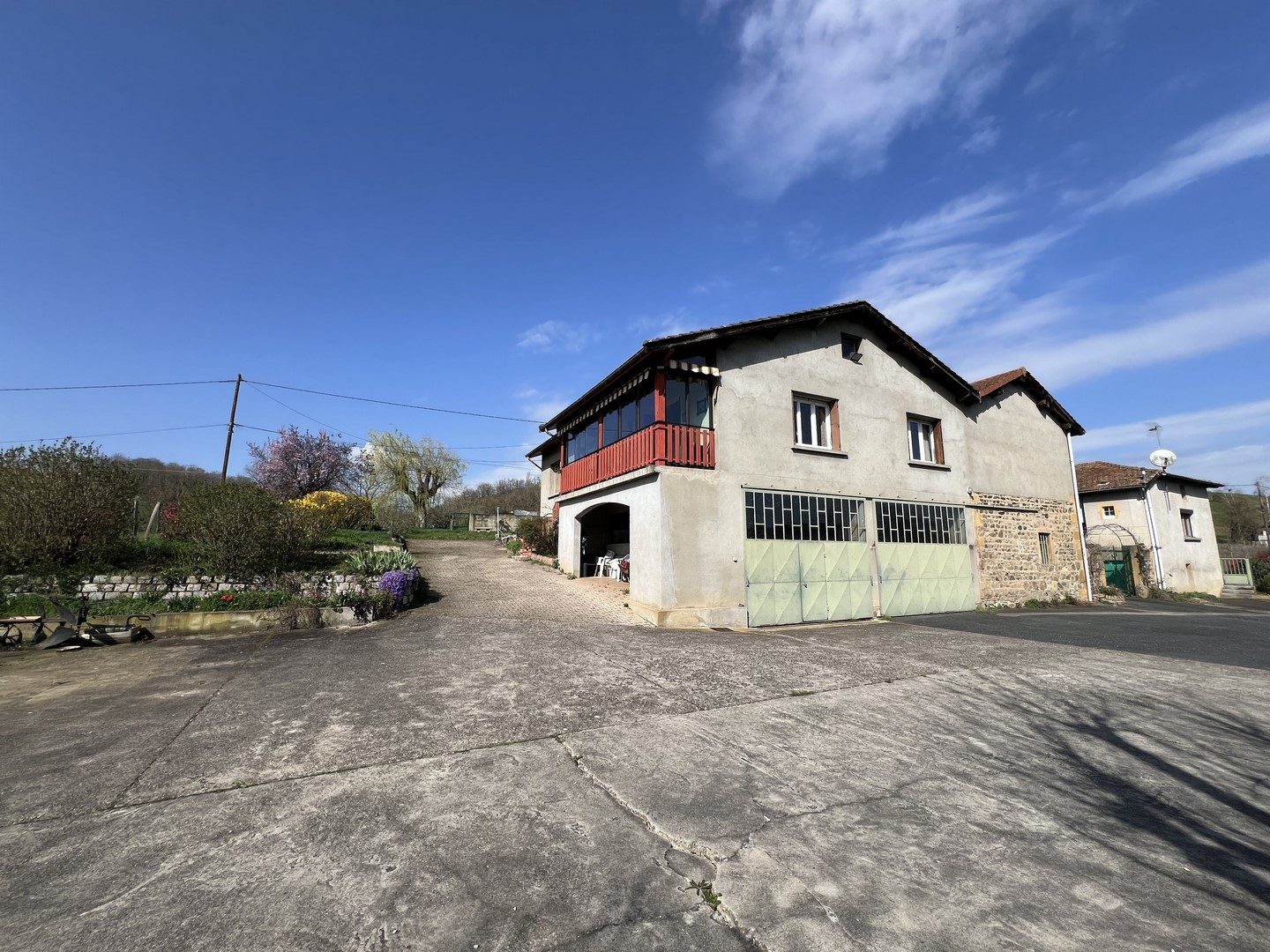 PROPRIETE DE 2 MAISONS - GRAND GARAGE 137 M² - TERRAIN 1,8 HECTARES - DEPENDANCES Sain-Bel 69210