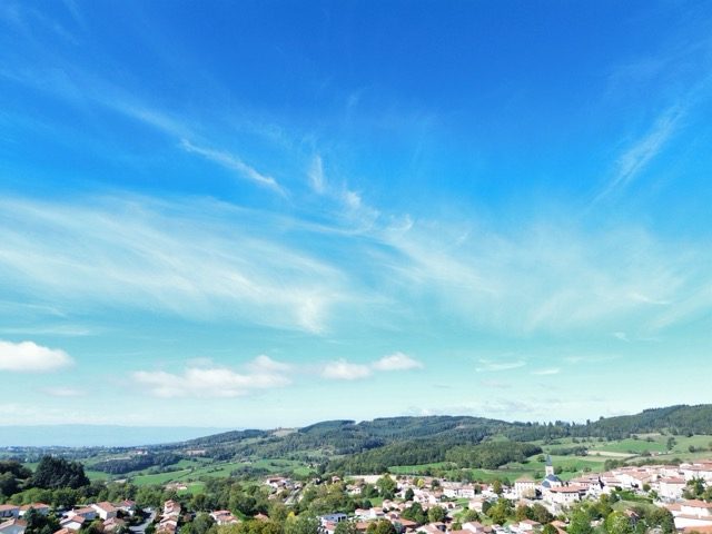 Espace, lumière et fort potentiel : cette maison réunit tout pour concrétiser vos projets, qu’ils soient familiaux, professionnels ou locatifs. Villechenève 69770