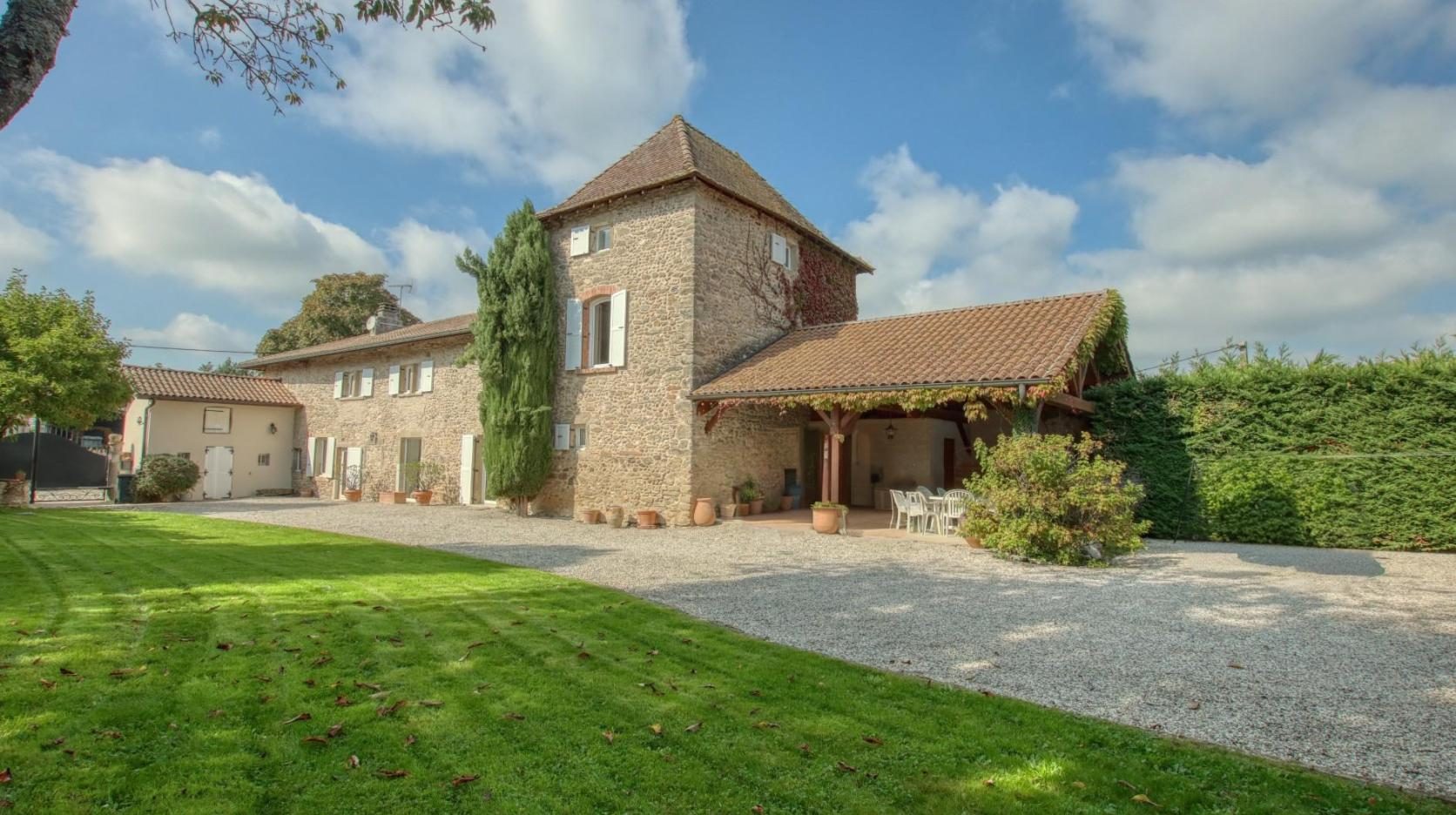 5min A43-Propriété du XV et XVII ème siècles sur un terrain de 1010 M2