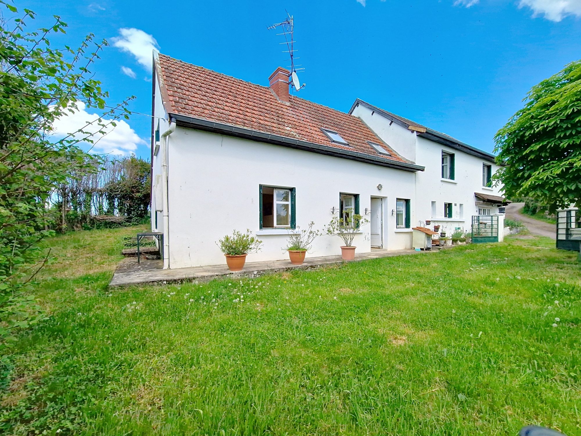 Maison en pierre – 4 chambres – 148 m² habitables – à réinventer selon vos envies Colombier-en-Brionnais 71800