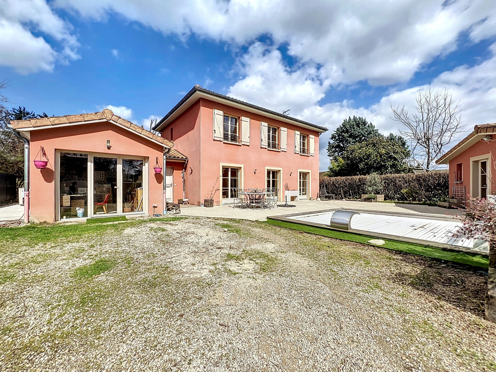 JOLIE MAISON STYLE BASTIDE AU COEUR DU VILLAGE AVEC JARDIN, PISCINE ET POOL HOUSSE Civrieux 01390