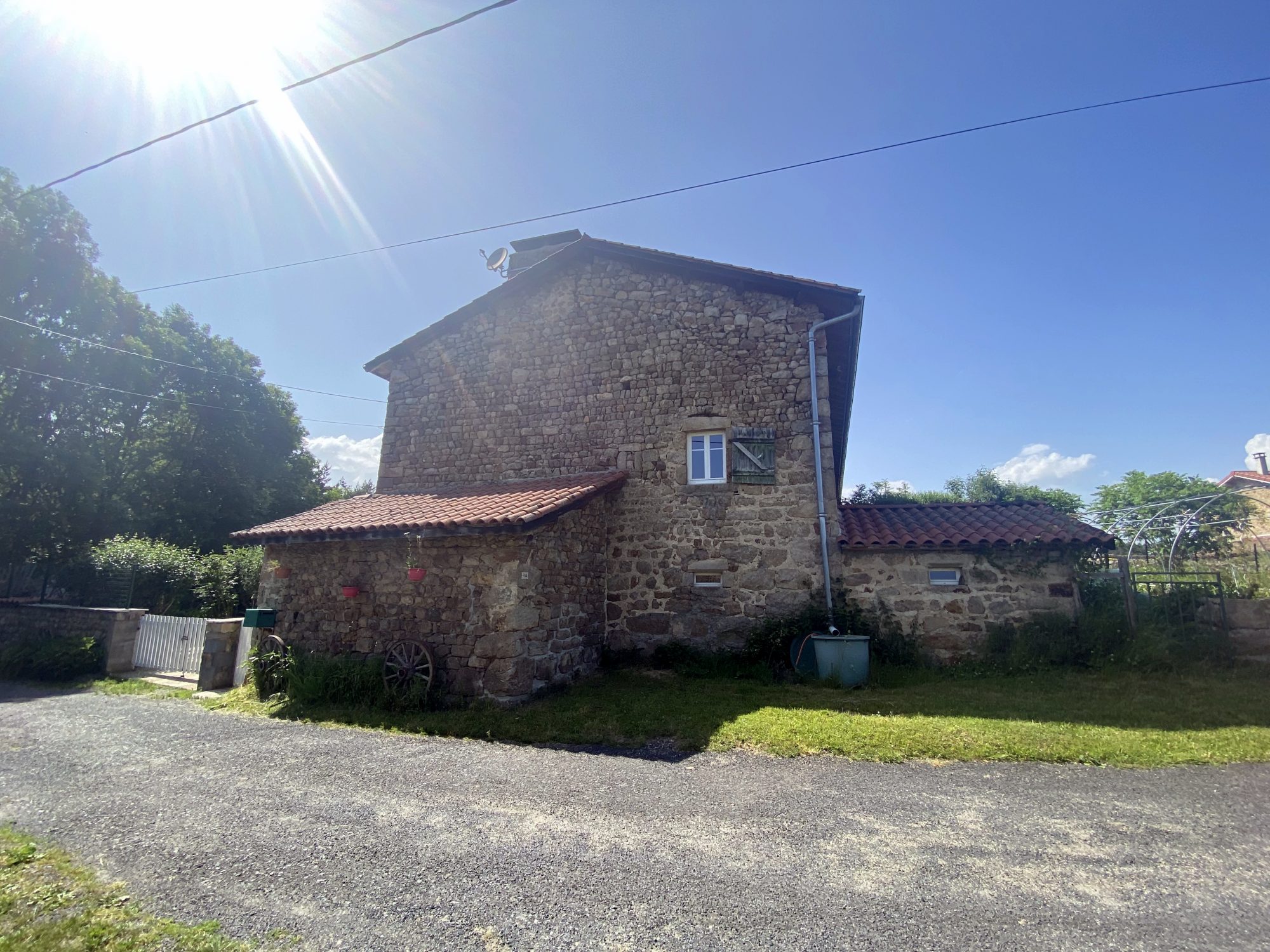 Ferme en pierres rénovée sur terrain attenant Sauvessanges 63840