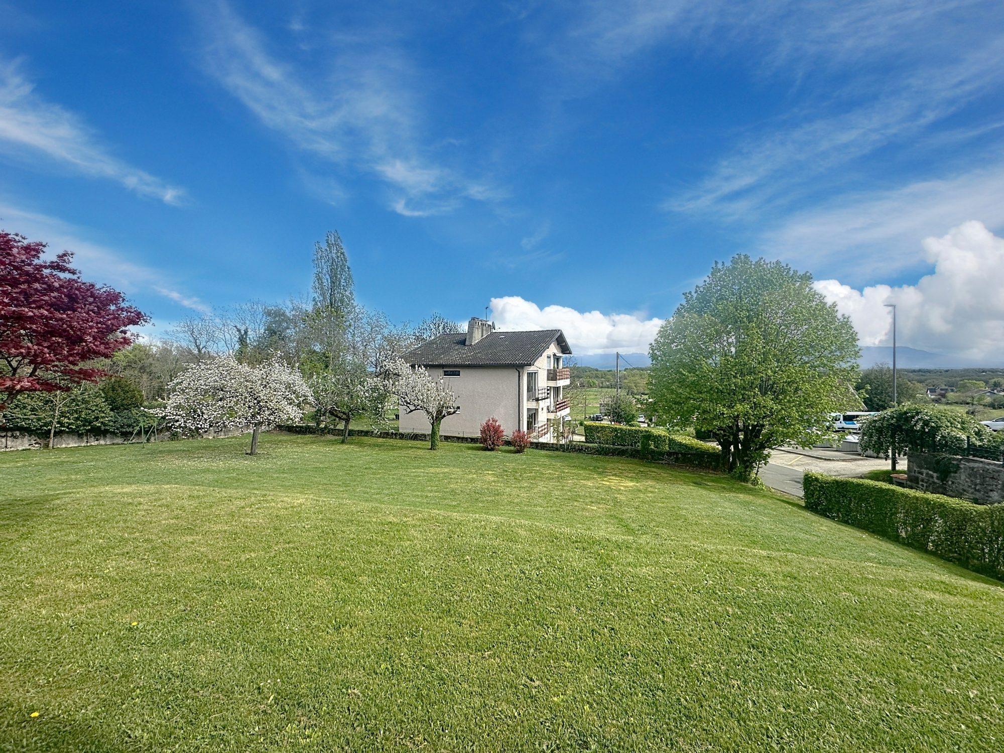 Maison sur terrain constructible, située à Divonne Divonne-les-Bains 01220