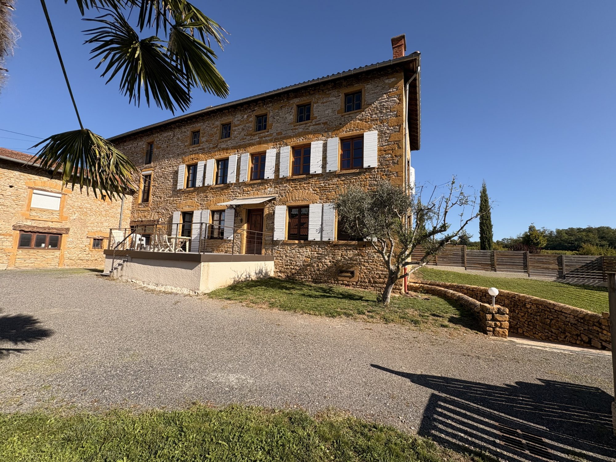 PROPRIETE EN PIERRE DOREES - 247 M² HABITABLES -  7 CHAMBRES - COMBLES AMENAGEABLES 150 M²