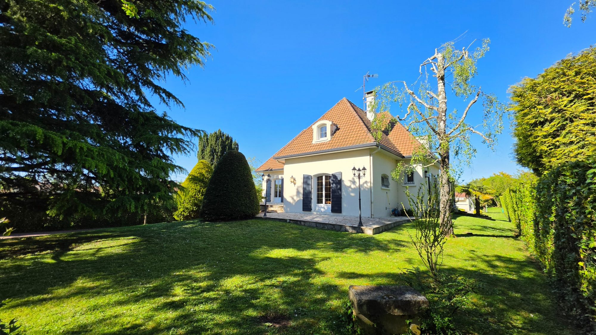 Traditionnelle - 8 pièces - 220 m² - Niort (79000)