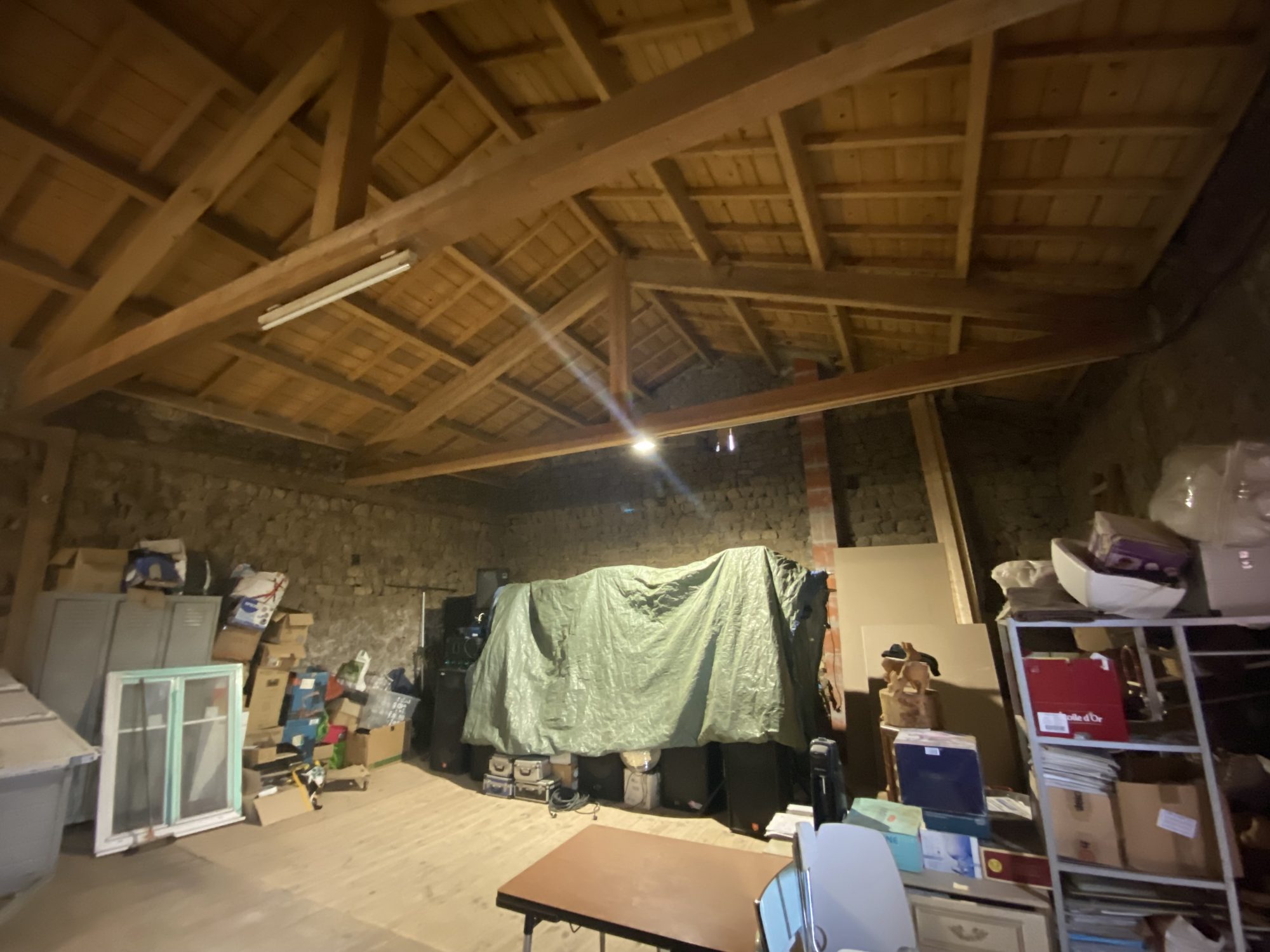 Ferme en pierres rénovée sur terrain attenant Sauvessanges 63840