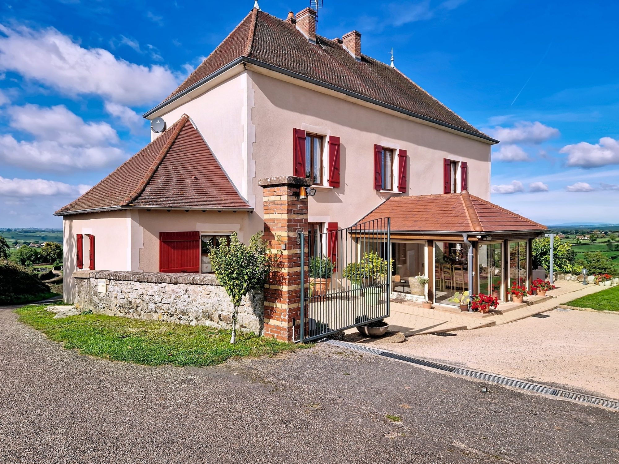 Authentique maison brionnaise  – volumes, charme et potentiel