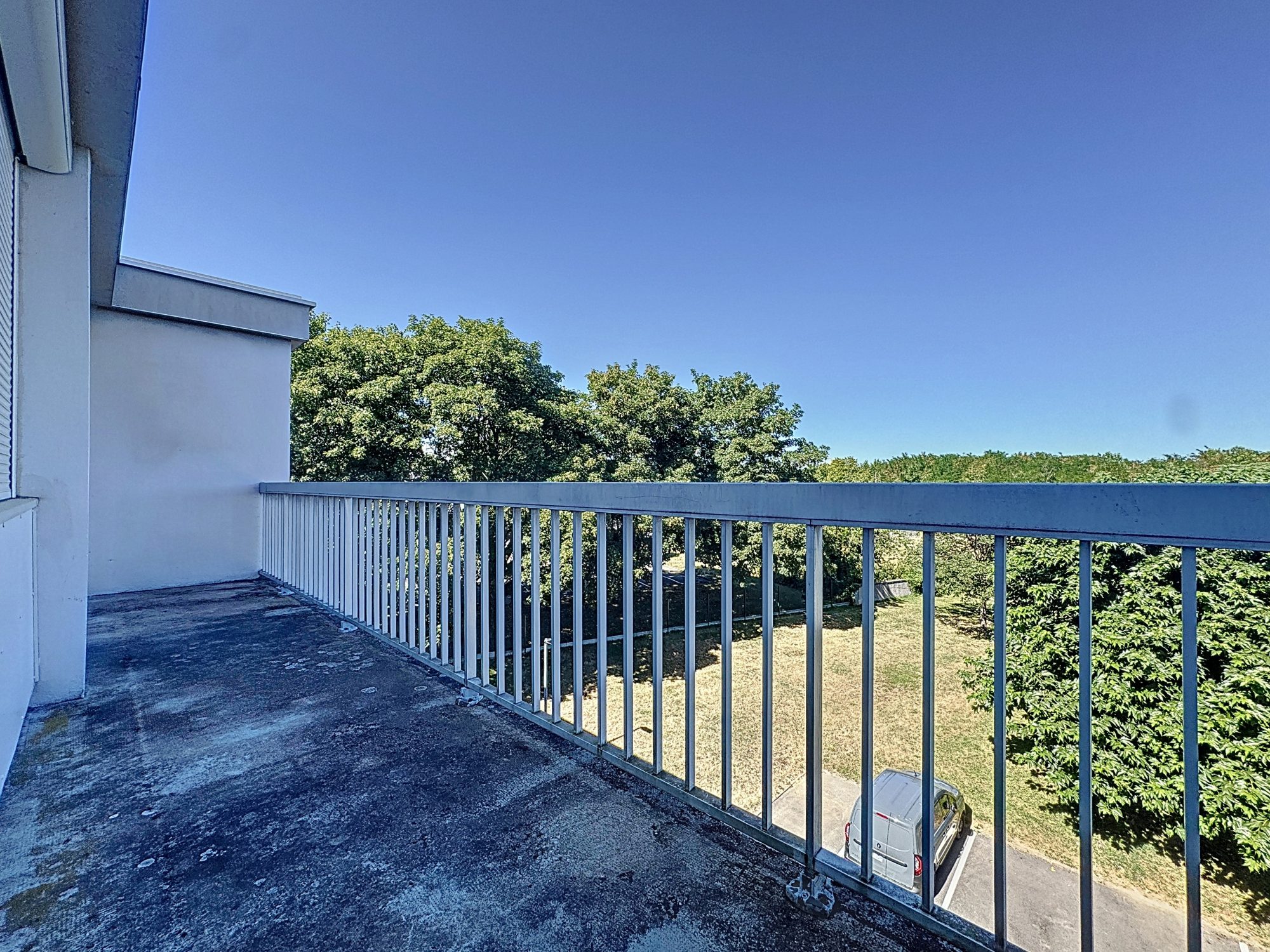 En Exclusivité, Appartement T3 de 80m2 en dernier étage + Cave + place de stationnement en supplément Saint-Genis-Laval 69230