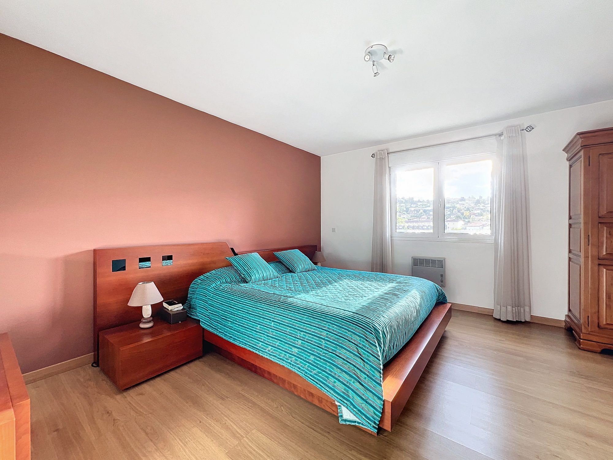 A NEUVILLE SUR SAONE, JOLIE MAISON DE 160m2 AVEC GARAGE SUR 1100m2 DE TERRAIN Neuville-sur-Saône 69250