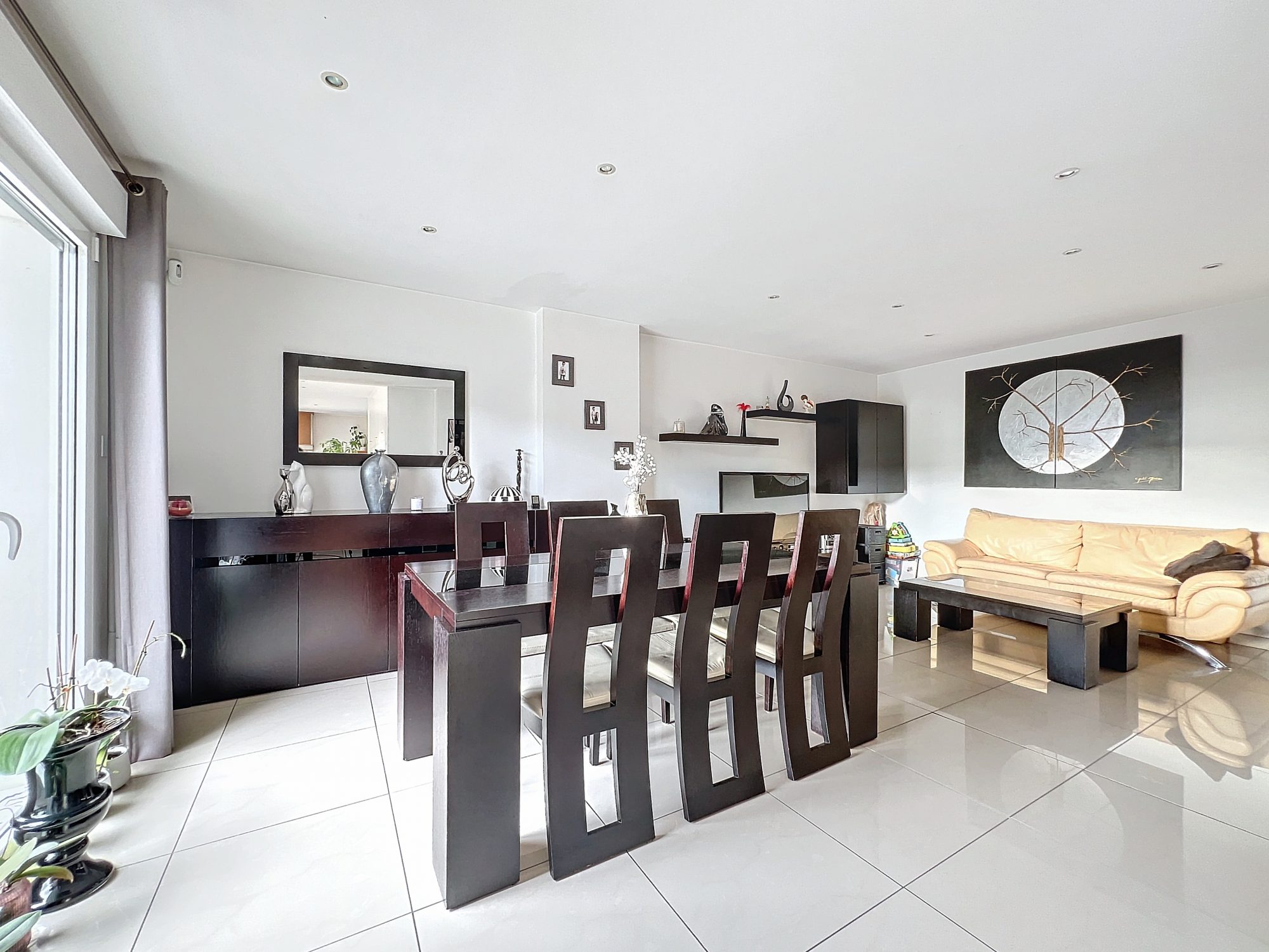 A NEUVILLE SUR SAONE, JOLIE MAISON DE 160m2 AVEC GARAGE SUR 1100m2 DE TERRAIN Neuville-sur-Saône 69250